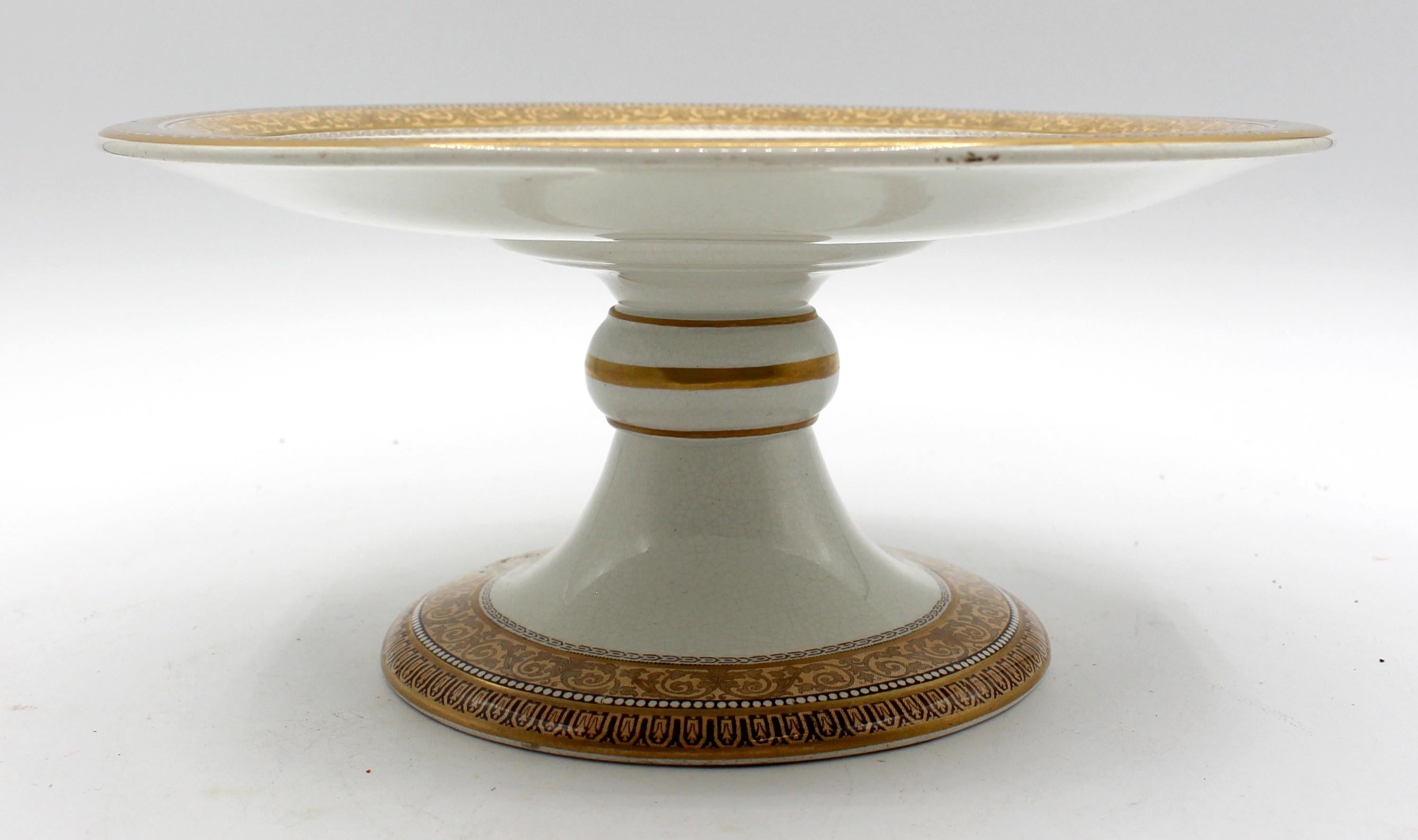 Compote Prattware, vers 1860, anglais. Marqué n° 123. Le Prattware est une faïence émaillée au plomb produite en Angleterre depuis les années 1790 jusqu'à la majeure partie du 19e siècle. Corps en terre cuite décoré de ruines romaines au centre et
