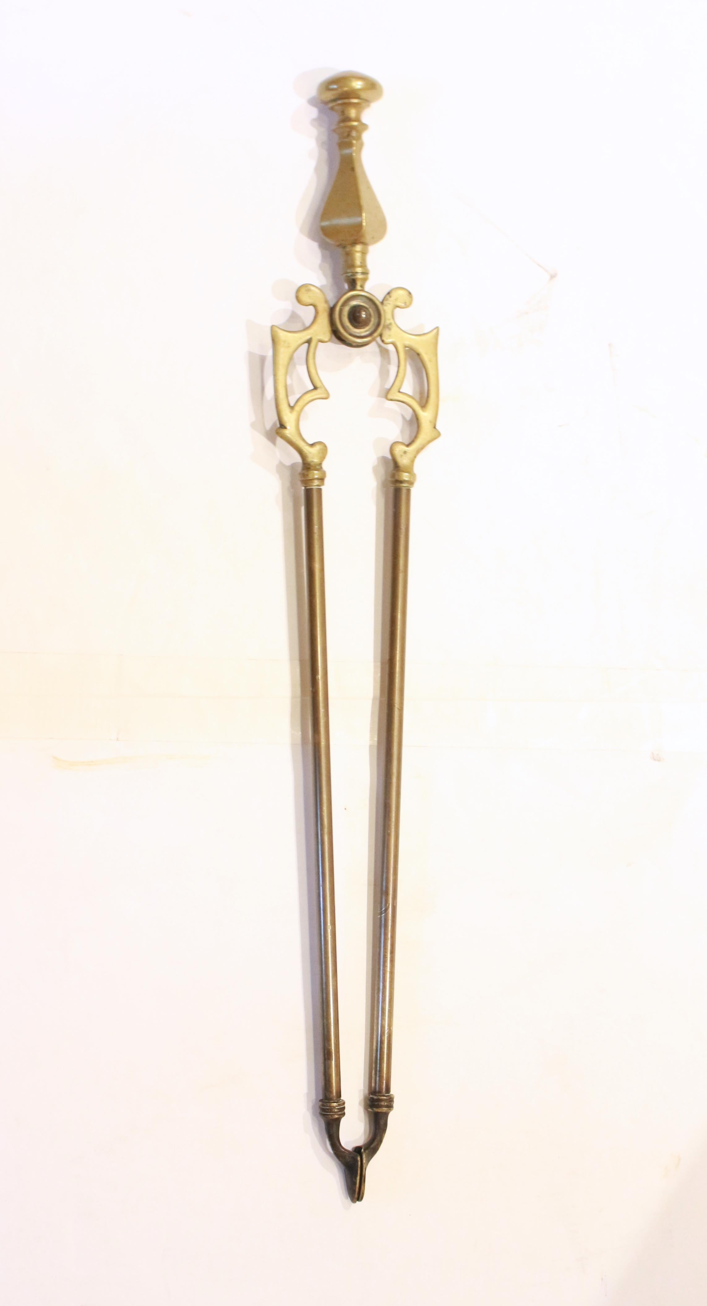 Set di attrezzi da fuoco vittoriano in ottone con 3 pezzi, inglese, 1860 circa. Di ottima qualità - robusti terminali sagomati e torniti; pala lavorata. Composto da pinze, attizzatoio e pala.
Pala: 24,25