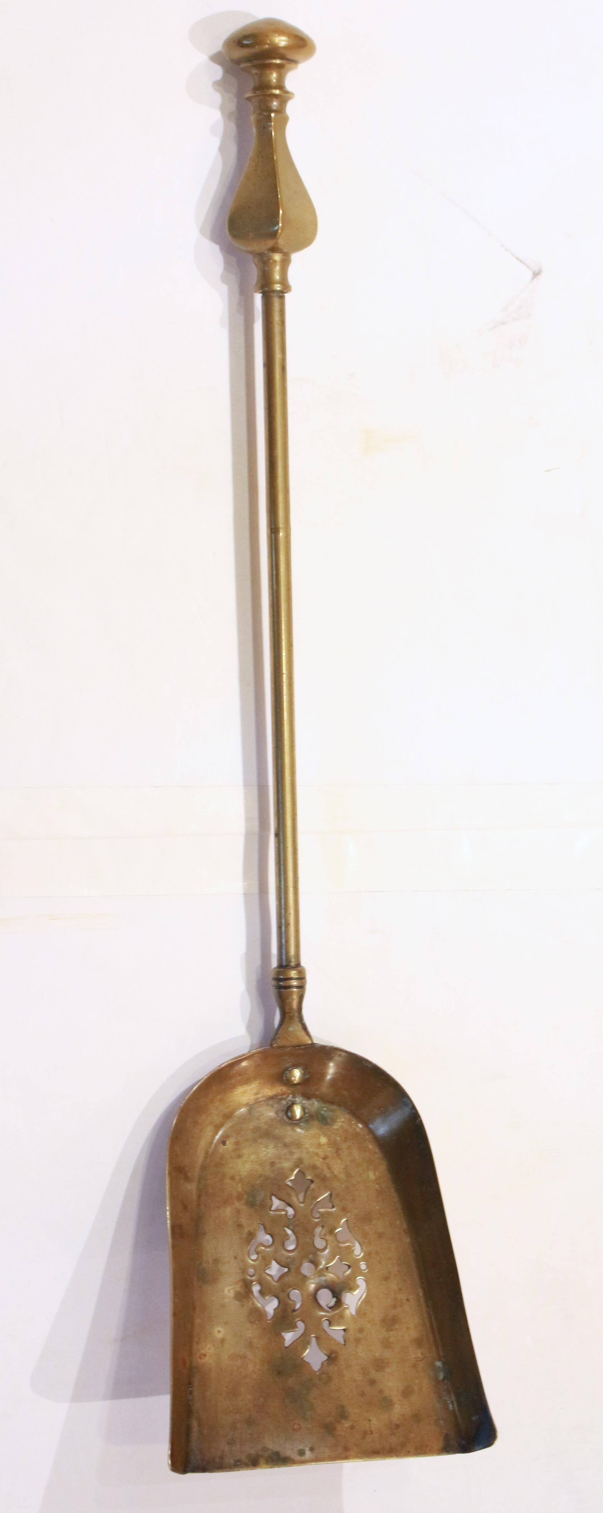 CIRCA 1860 Set di attrezzi da fuoco in ottone vittoriano a 3 pezzi In condizioni buone in vendita a Chapel Hill, NC