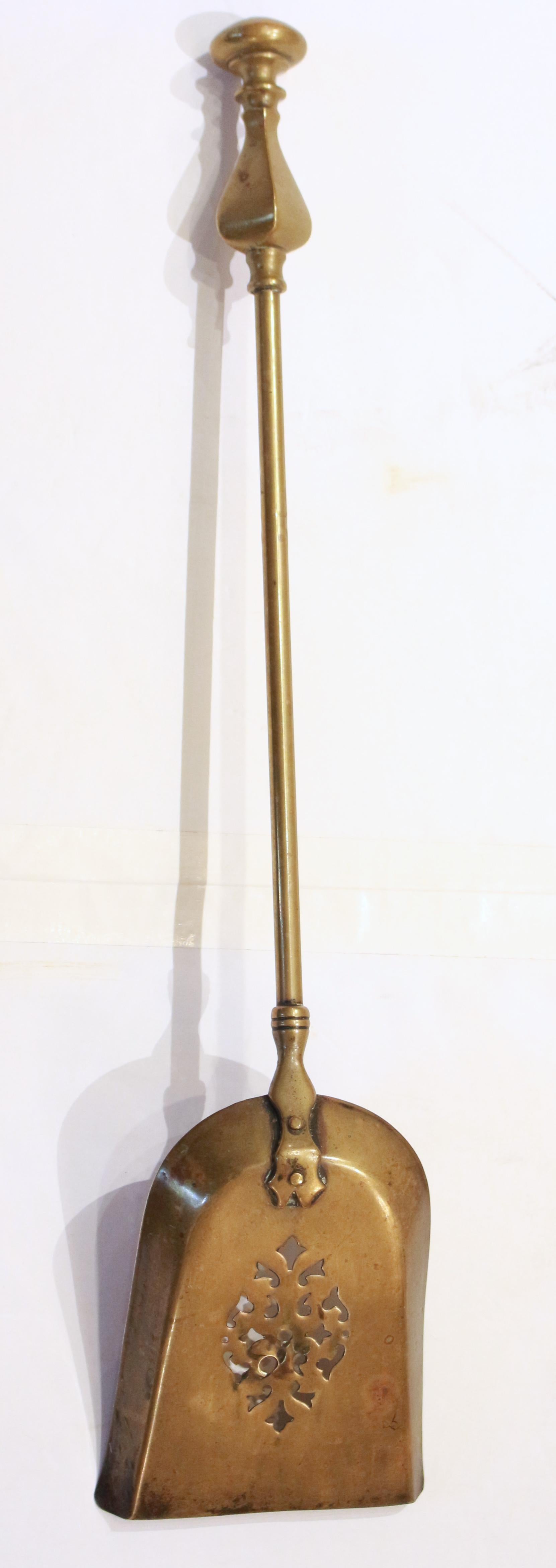 XIX secolo CIRCA 1860 Set di attrezzi da fuoco in ottone vittoriano a 3 pezzi in vendita