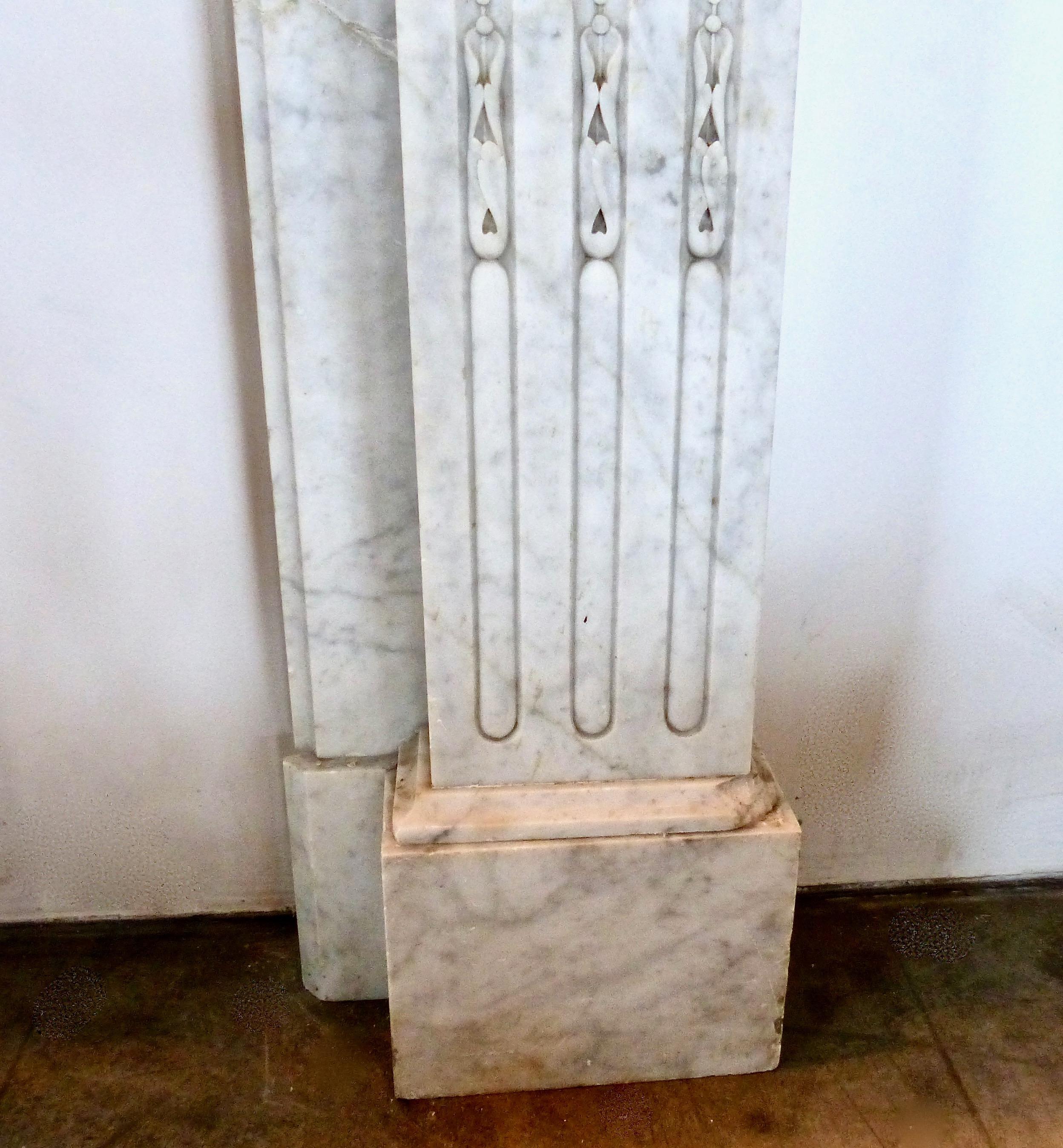 French Carrara Marble Louis XVI Fireplace Mantel Surround, circa 1860 In Good Condition In Surrey, BC