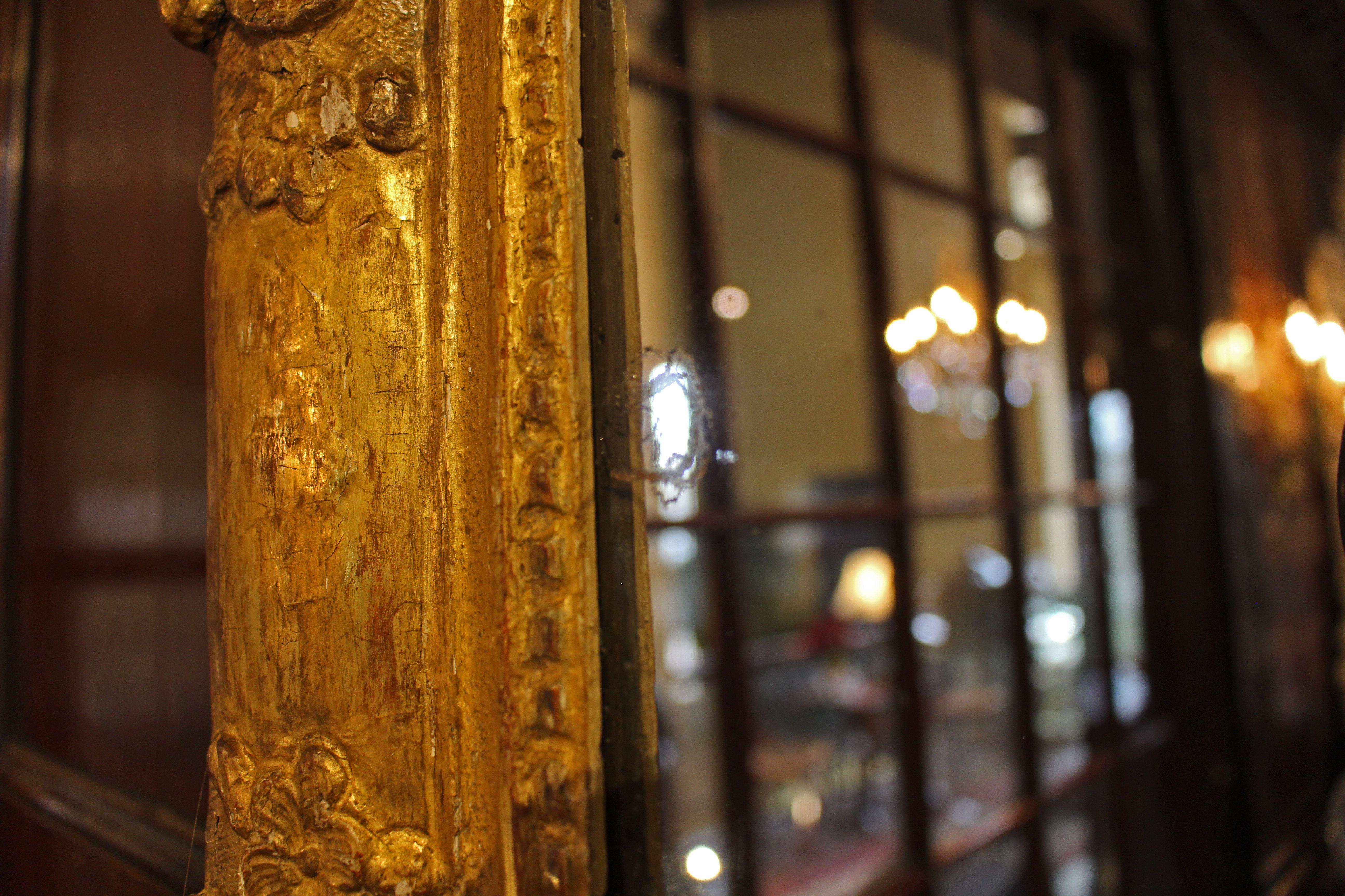 Napoleon III, um 1860, geschnitzter und vergoldeter Holzspiegel. Französisch. Rokoko-Stil mit asymmetrischem Blattwerk und Rosettenkrone, flankiert von Akanthusblättern. Der gesamte Rahmen gut geschnitzt. Die Vergoldung ist etwas rötlich, was