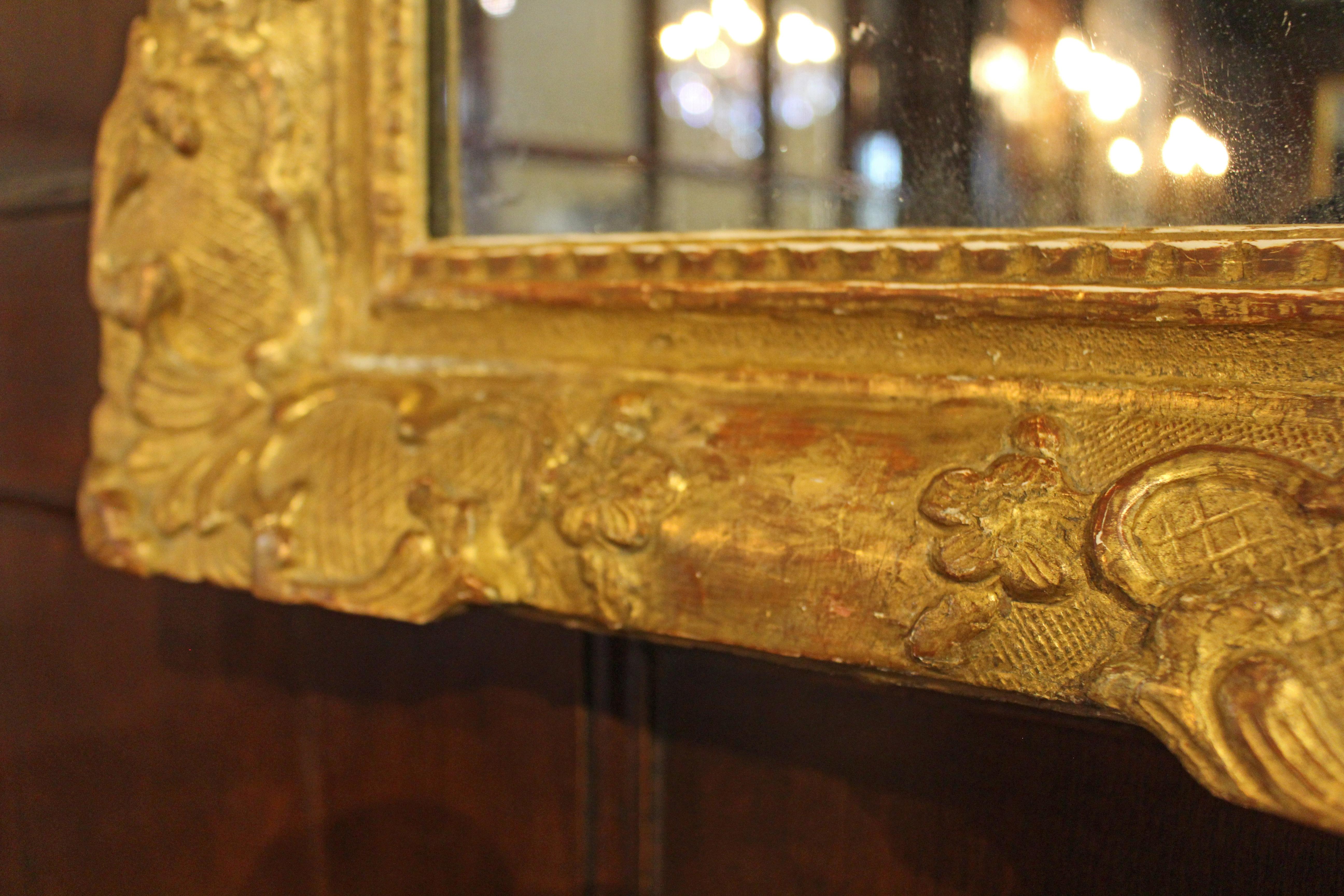 Circa 1860 Französisch geschnitzt & vergoldet Holz Spiegel im Zustand „Gut“ im Angebot in Chapel Hill, NC