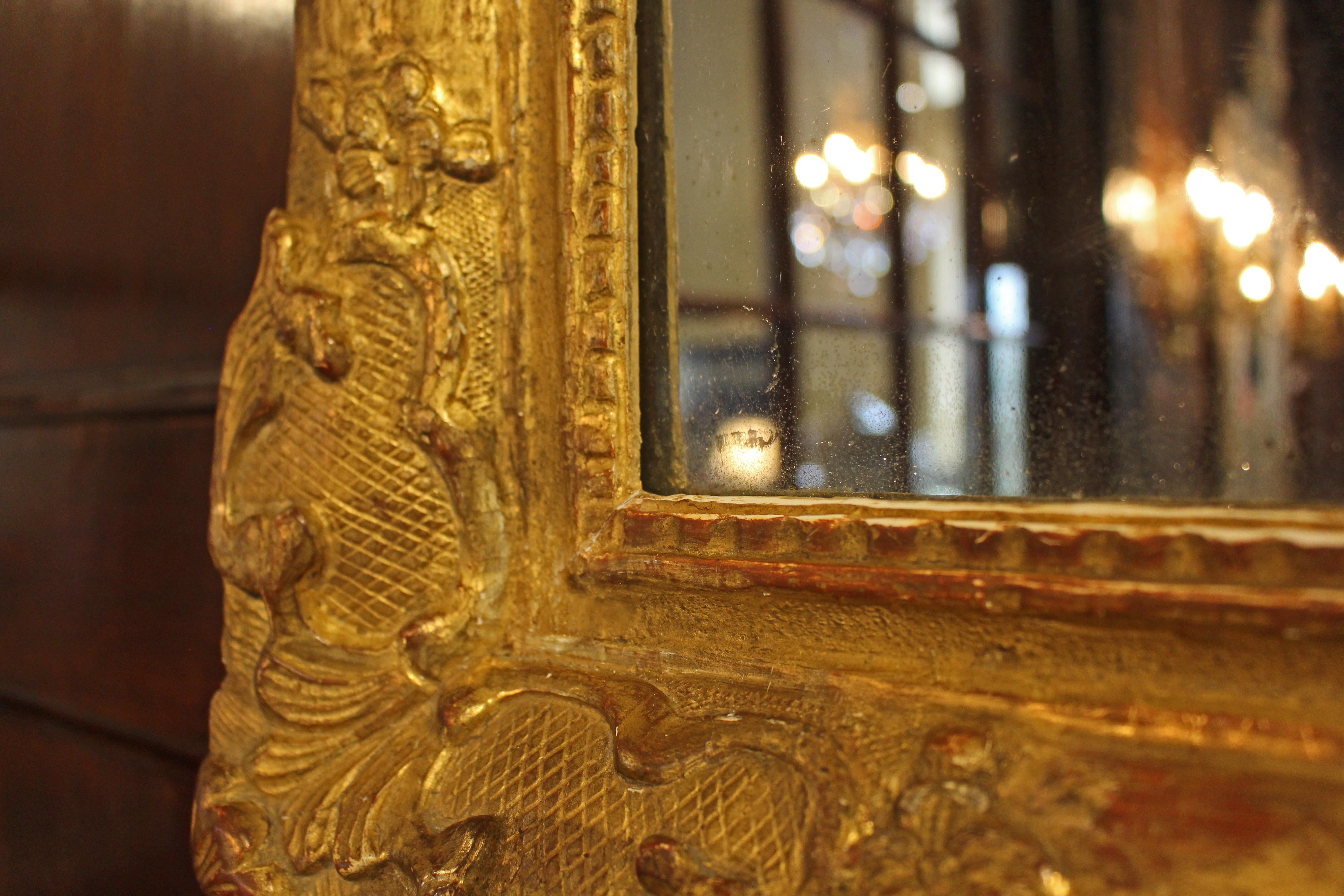 Milieu du XIXe siècle Miroir en bois sculpté et doré datant de 1860 en vente