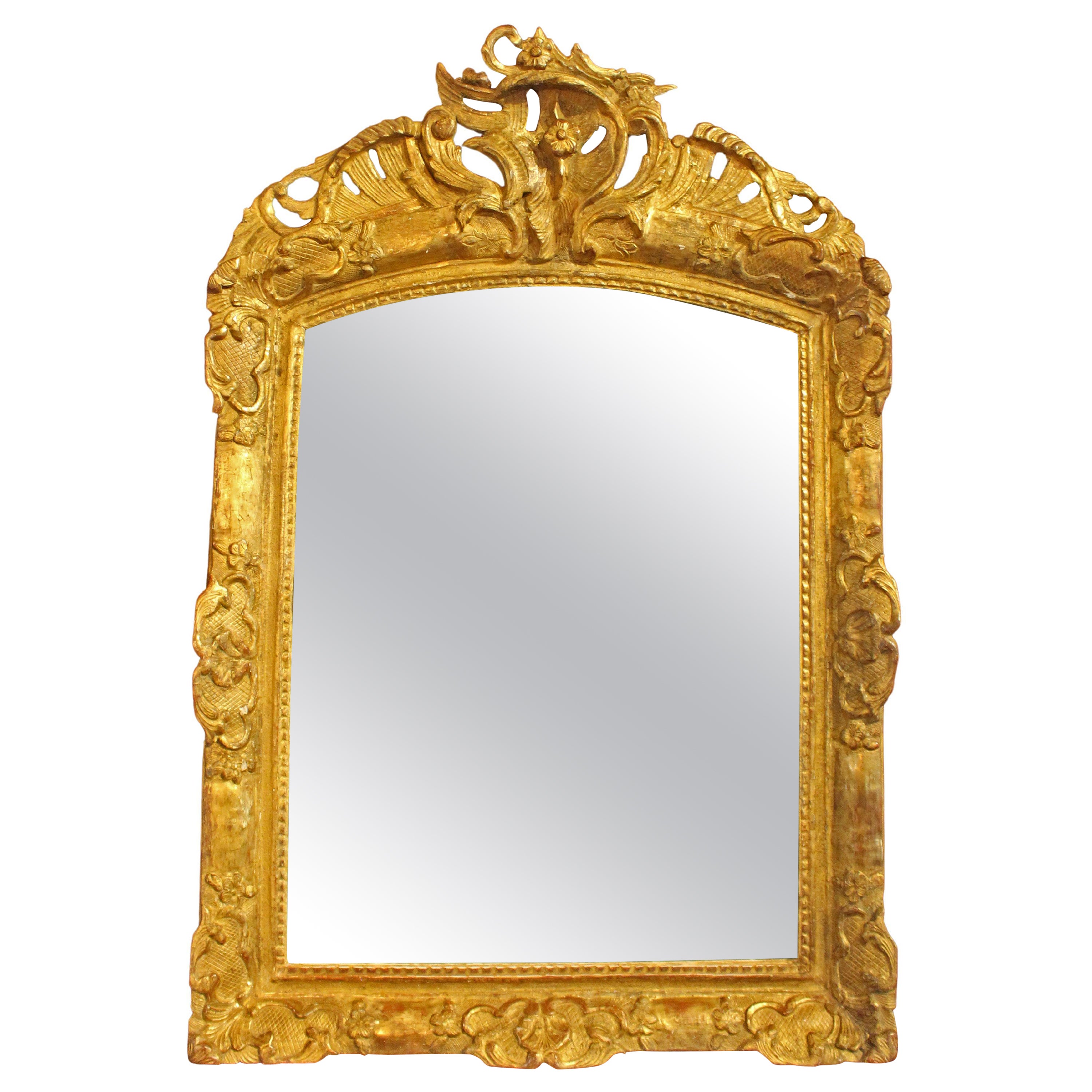 Circa 1860 Miroir français en bois sculpté et doré