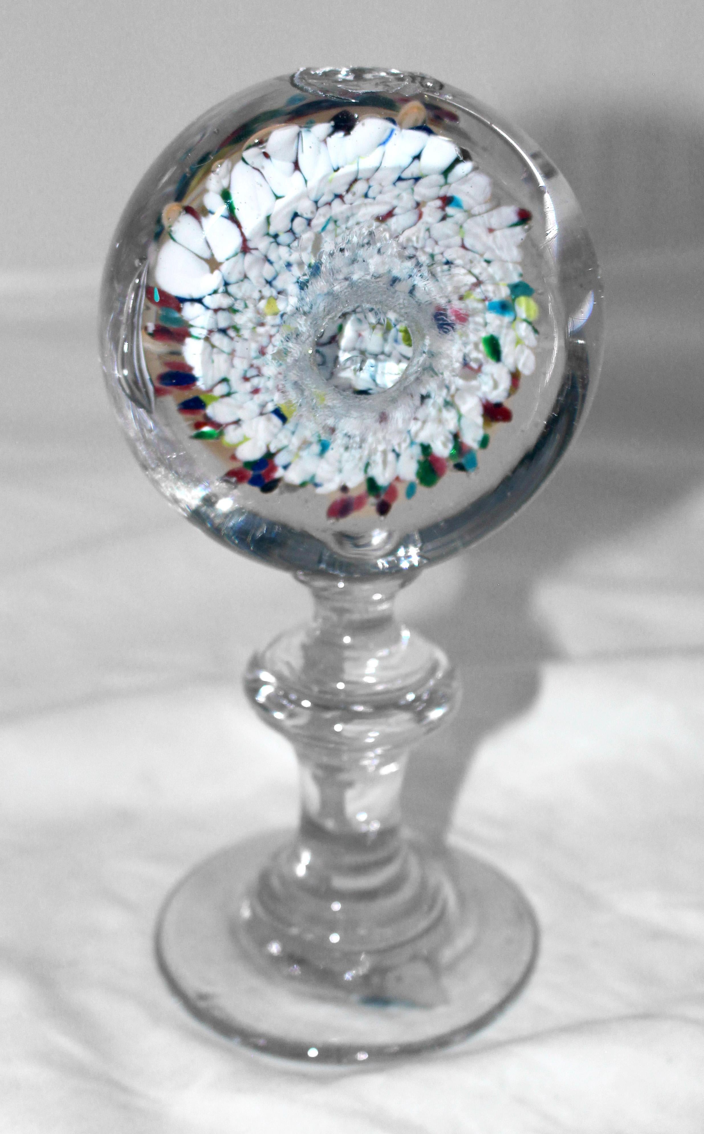 CIRCA 1860 Französisch Sulfid Porträt auf Konfetti Boden Briefbeschwerer Tisch Säule, Kaiserin Eugenie (Frau von Napoleon III).
Ø 3 1/2