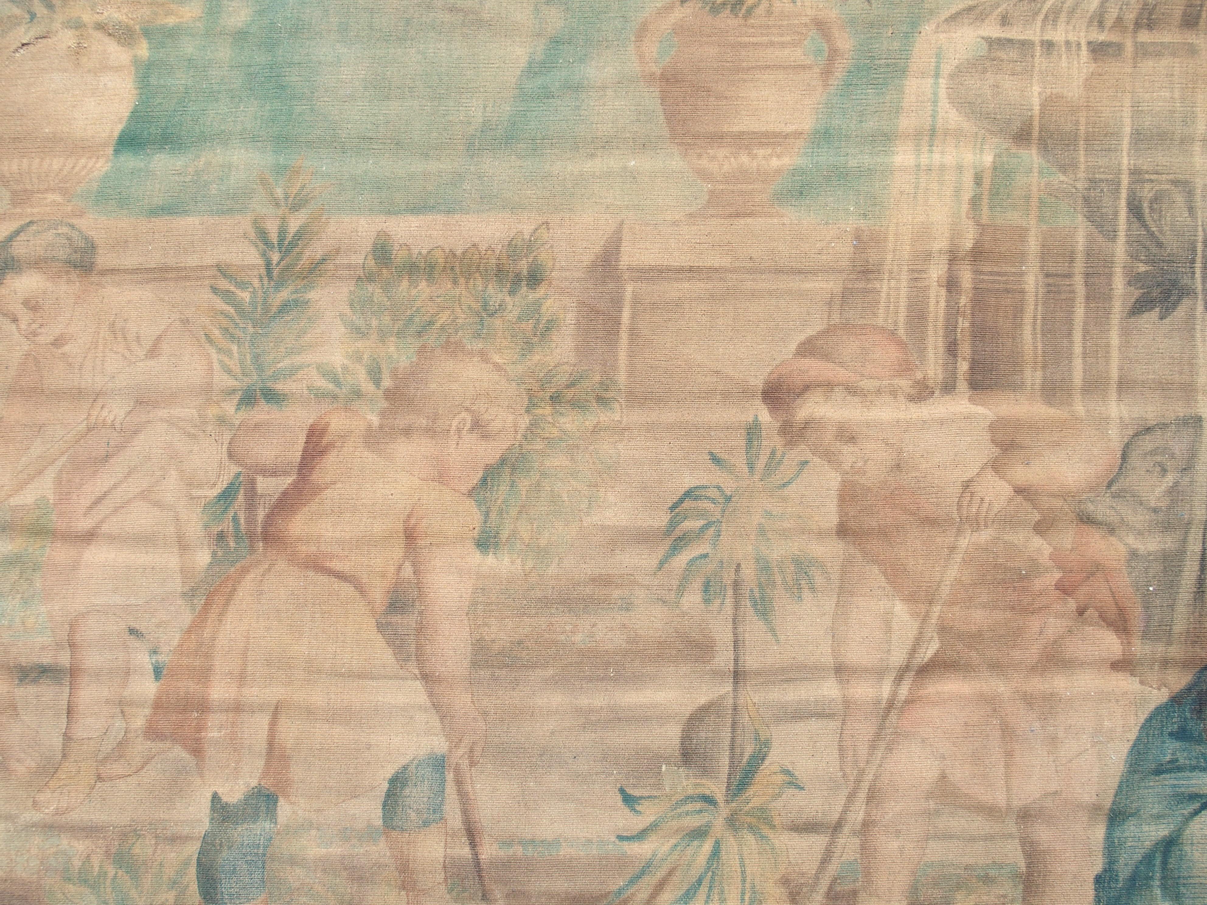 Weitere Informationen folgen in Kürze...

Dieses fantastische Toile-Peinte aus der Zeit um 1860 mit dem Titel Die Kindergärtner zeigt 10 Kinder, die einen Garten neben einem klassischen französischen Brunnen pflegen.  Das farbenfrohe Gemälde wurde