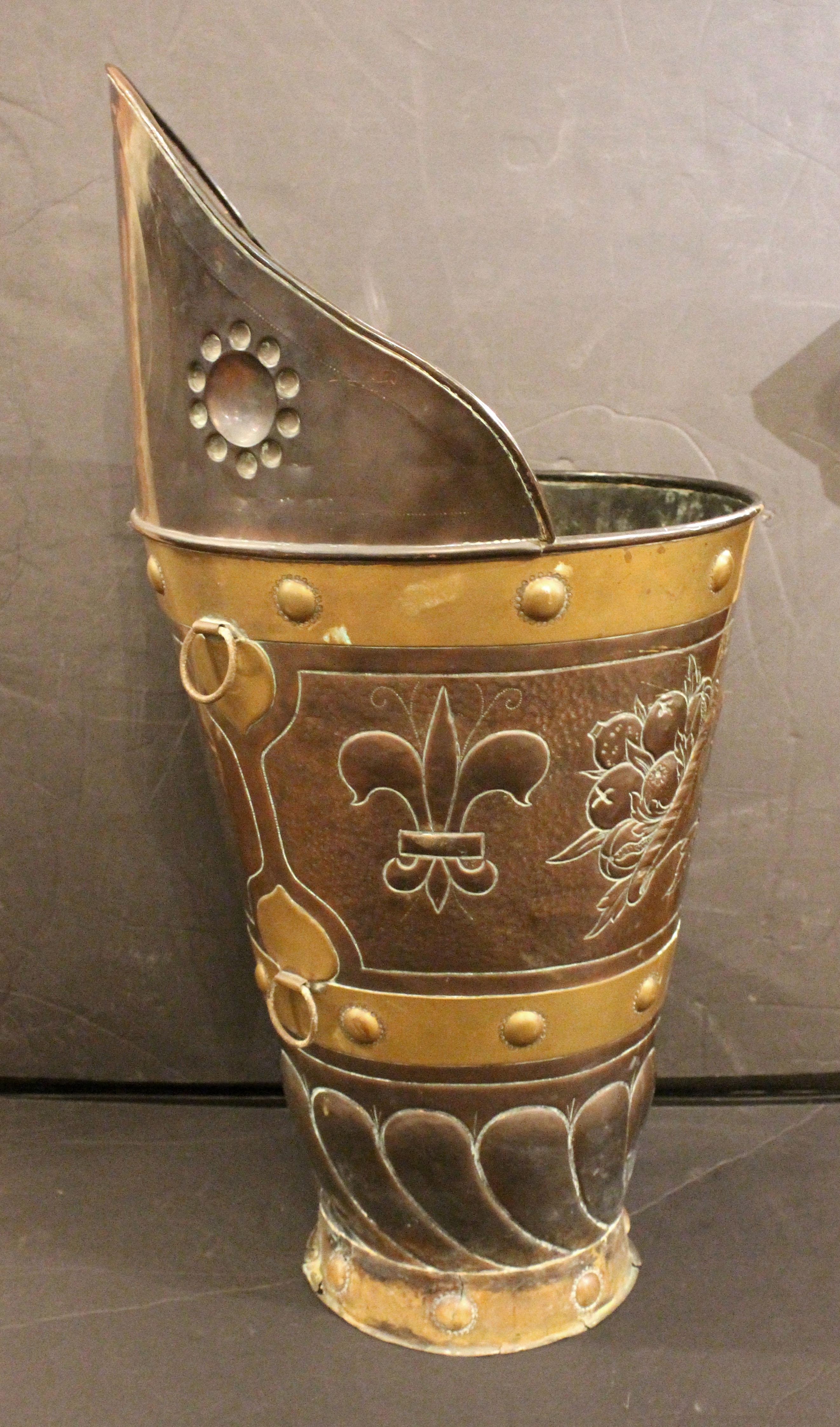 Grande zampirone francese in rame e ottone del 1860 circa. Una qualità davvero superba! Rame scuro e riccamente patinato. Motivo centrale a doppia cornucopia intrecciata in repousse, affiancato da bande di ottone con bocche di sole o di fiori, su
