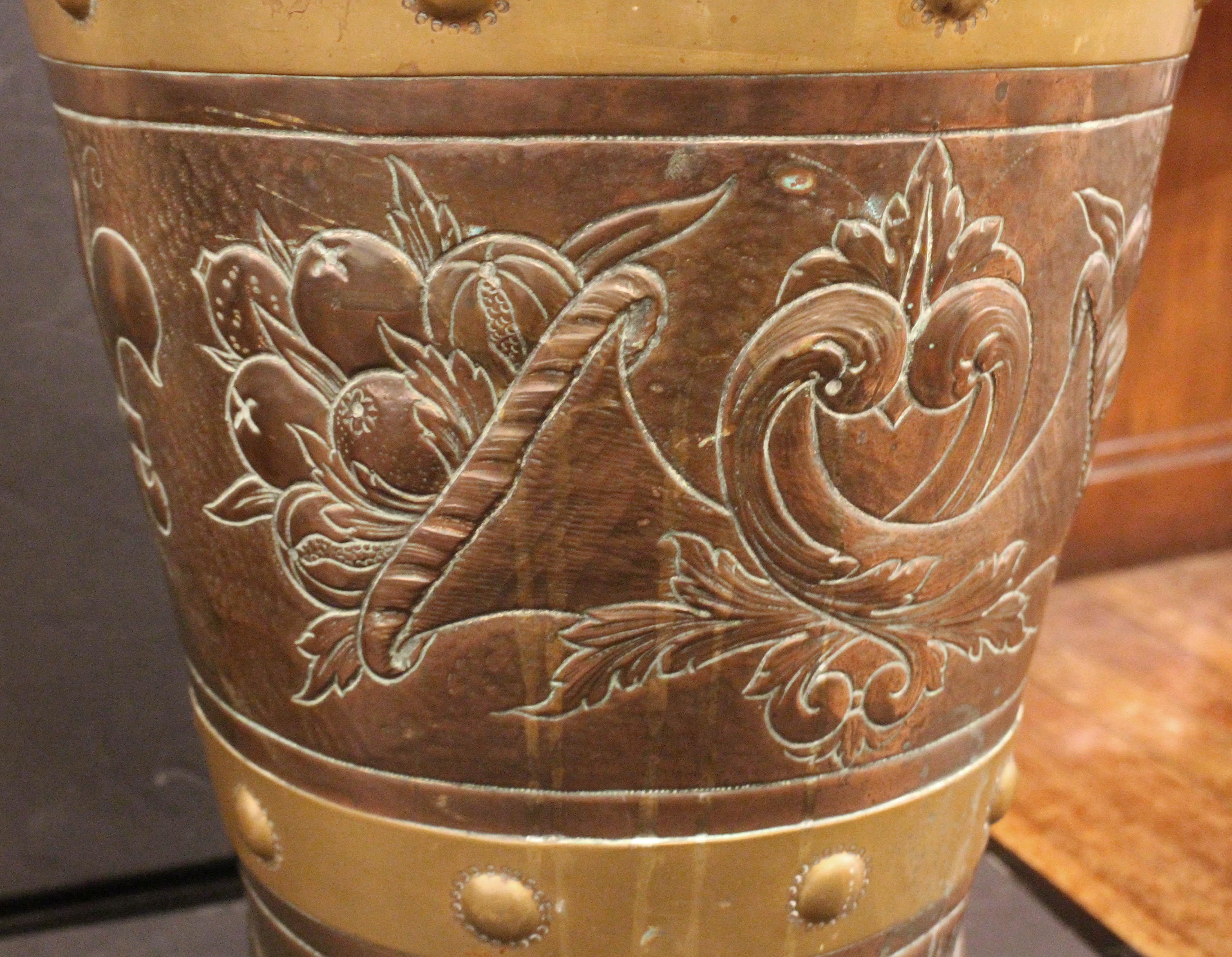 XIX secolo CIRCA 1860 Grande Uva francese in rame e ottone in vendita
