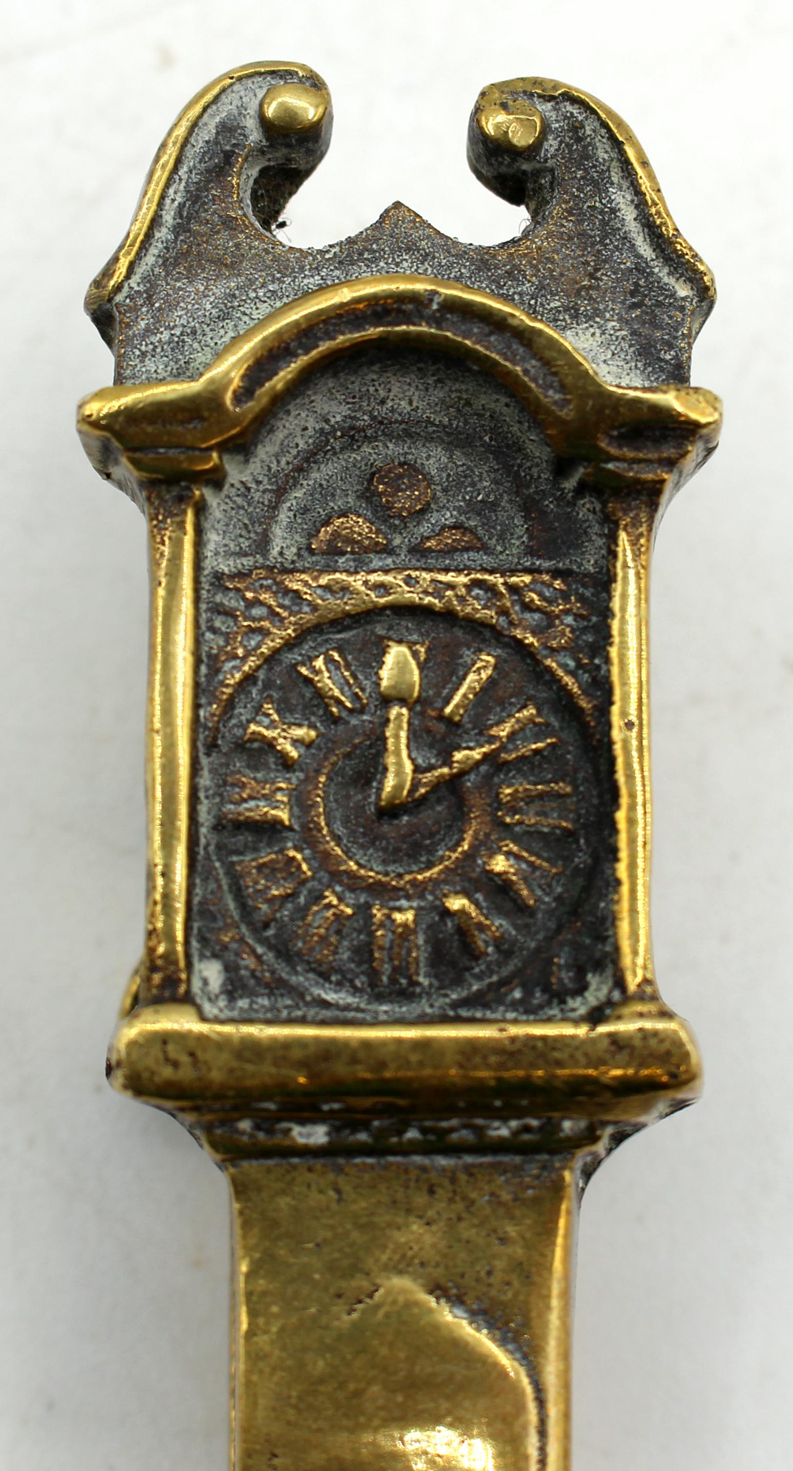 Circa 1860 Period English Brass Tall Case Clock Form Nutcracker siglo XIX en venta
