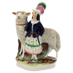 Figure de mouton Staffordshire Highland Lass avec mouton datant d'environ 1860