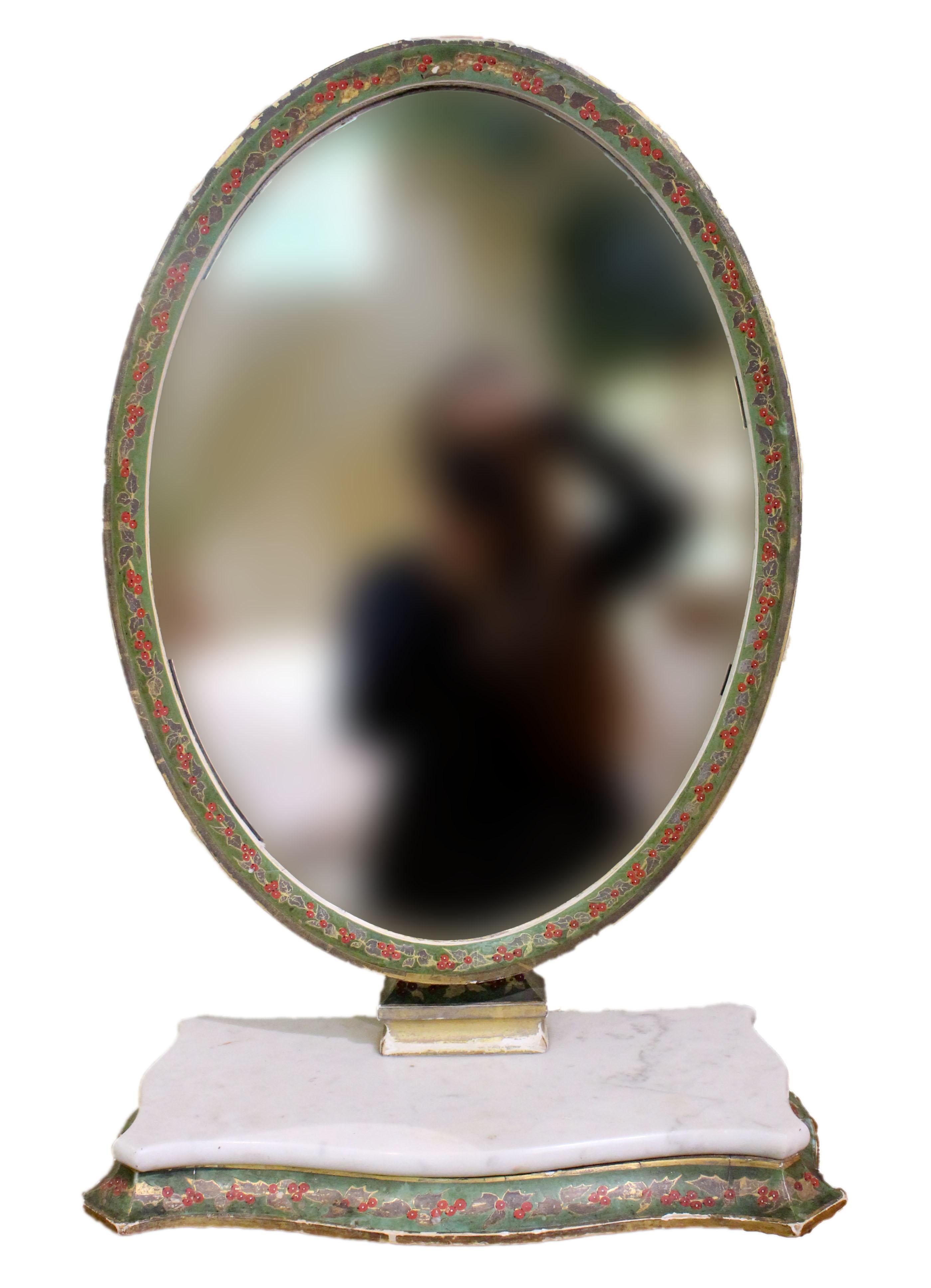 Miroir de coiffeuse vénitien ovale, vers 1860. Peint en vert avec des feuilles et des baies de houx et des bordures dorées. Surface de base en marbre. Double verrouillage pour ajuster l'angle du miroir. Provenance : Katharine Reid, ancienne