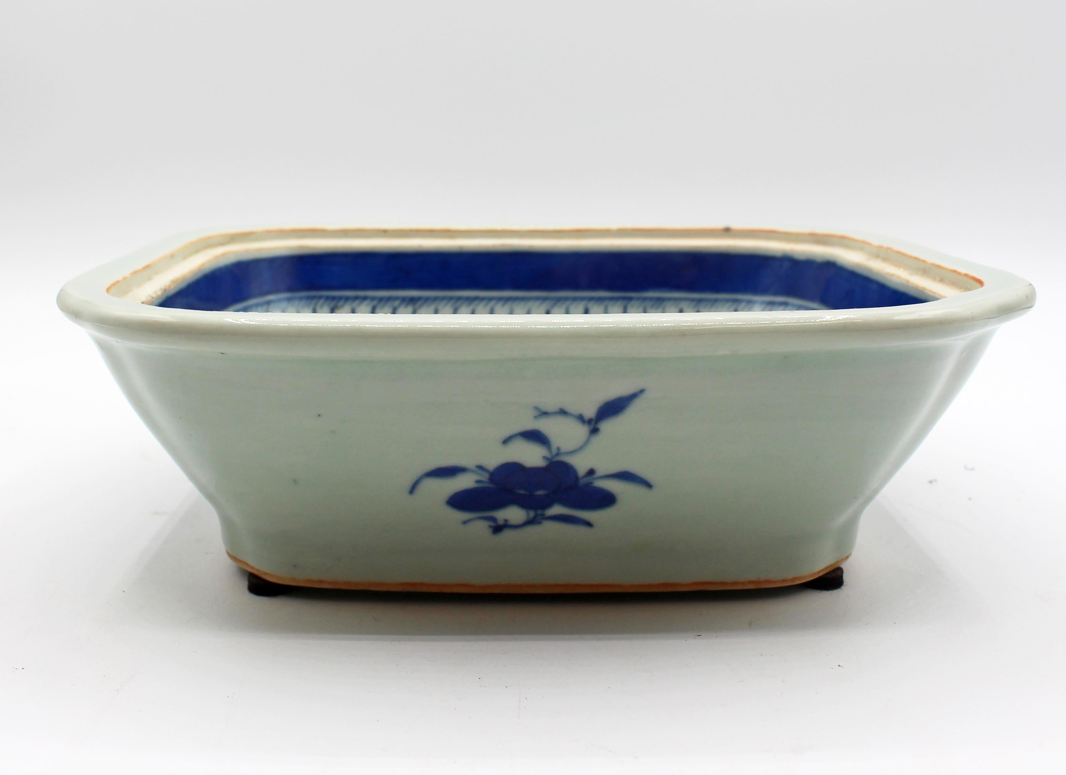 CIRCA 1860s Blau Kanton bedeckt Gemüseschale (Keramik) im Angebot