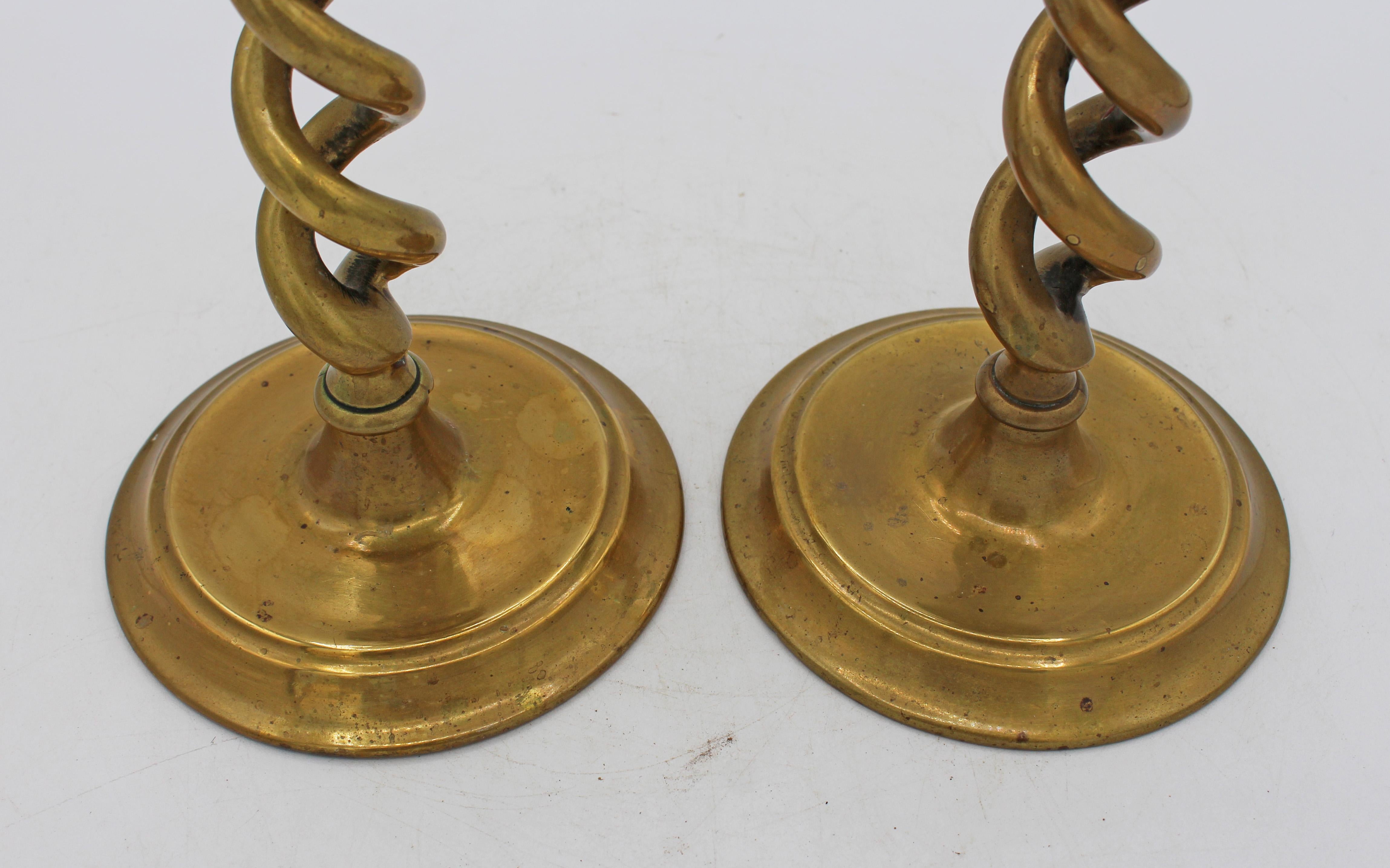 Circa 1860s par de candelabros de latón torcido de cebada abierta, Inglés. Bases circulares escalonadas. Una forma siempre popular. Calidad buena y pesada. Estado acorde con la edad y el uso. 

11,5