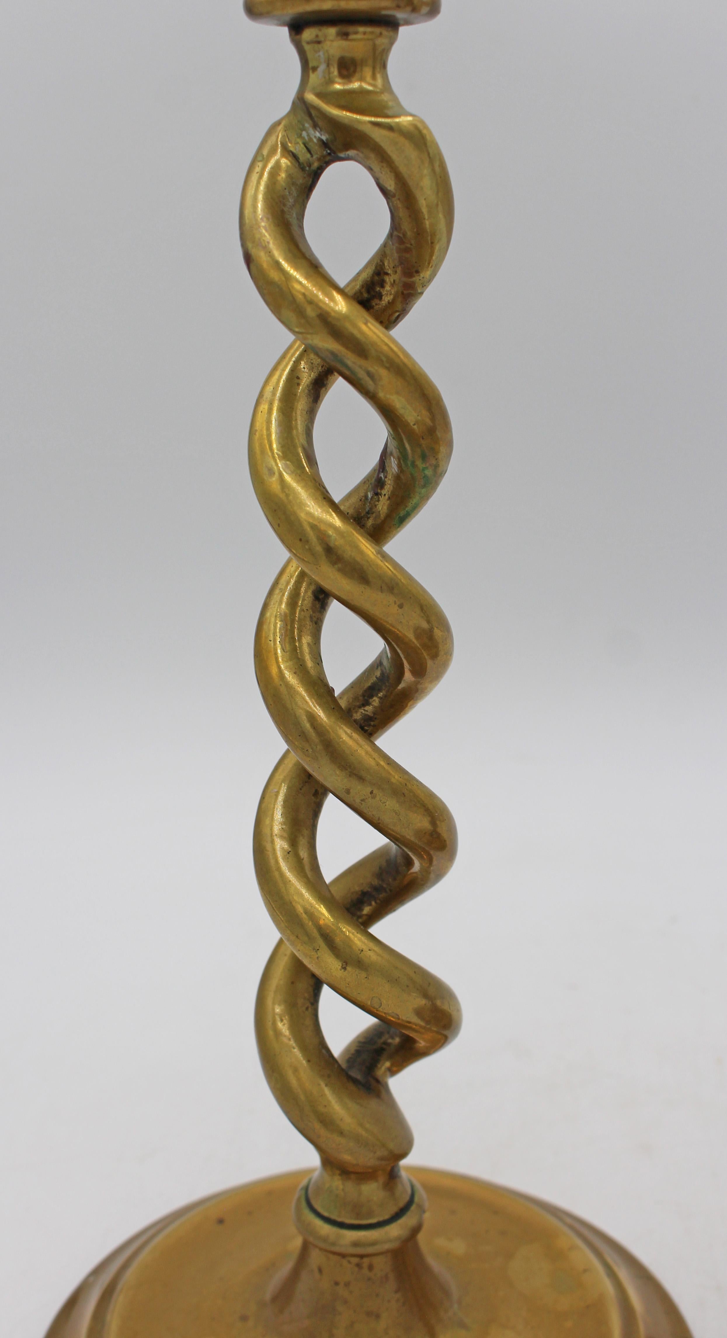 Circa 1860s Pareja inglesa de candeleros de latón torcido de cebada abierta Otro en venta