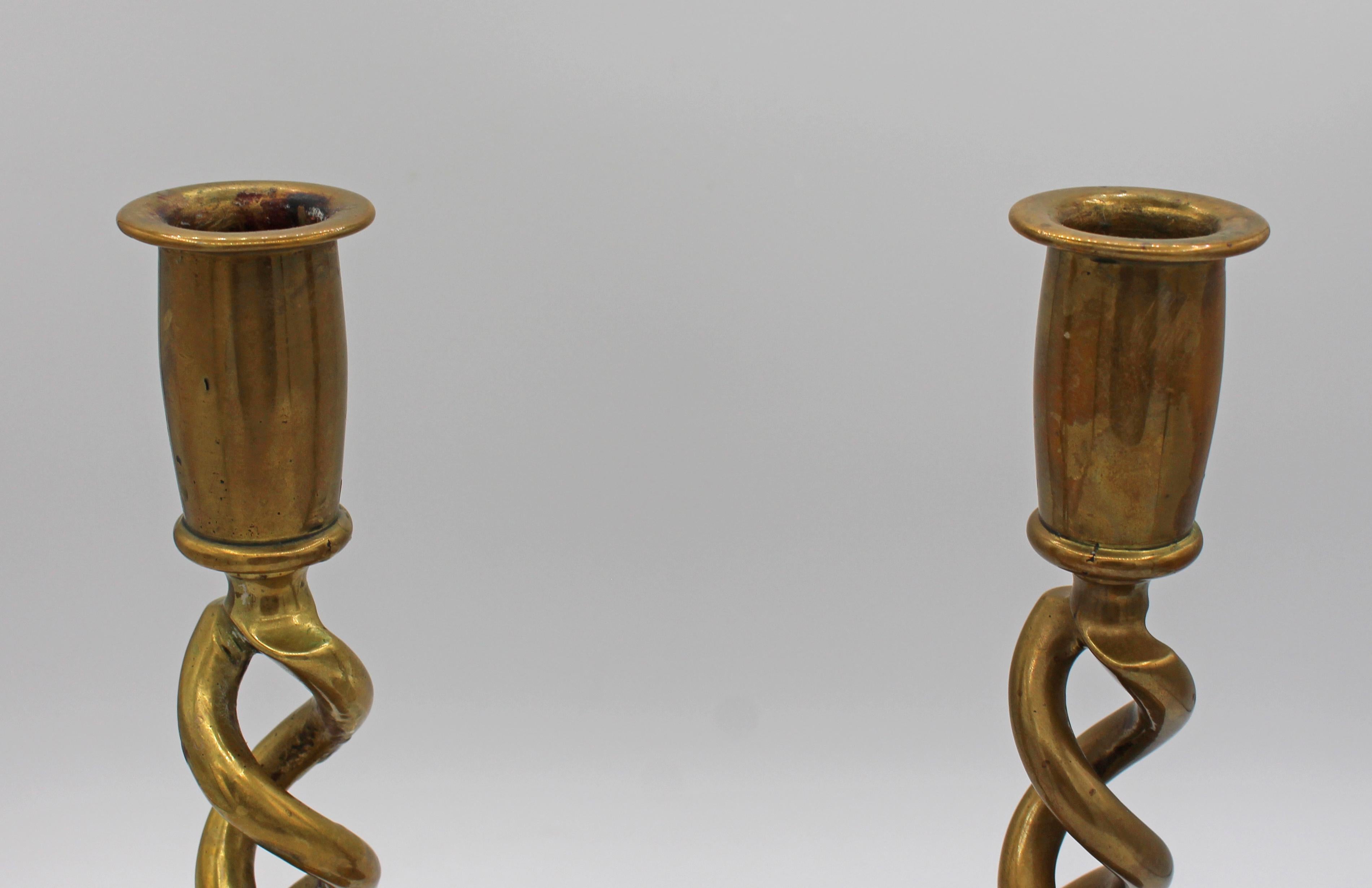 Circa 1860s Pareja inglesa de candeleros de latón torcido de cebada abierta Inglés en venta