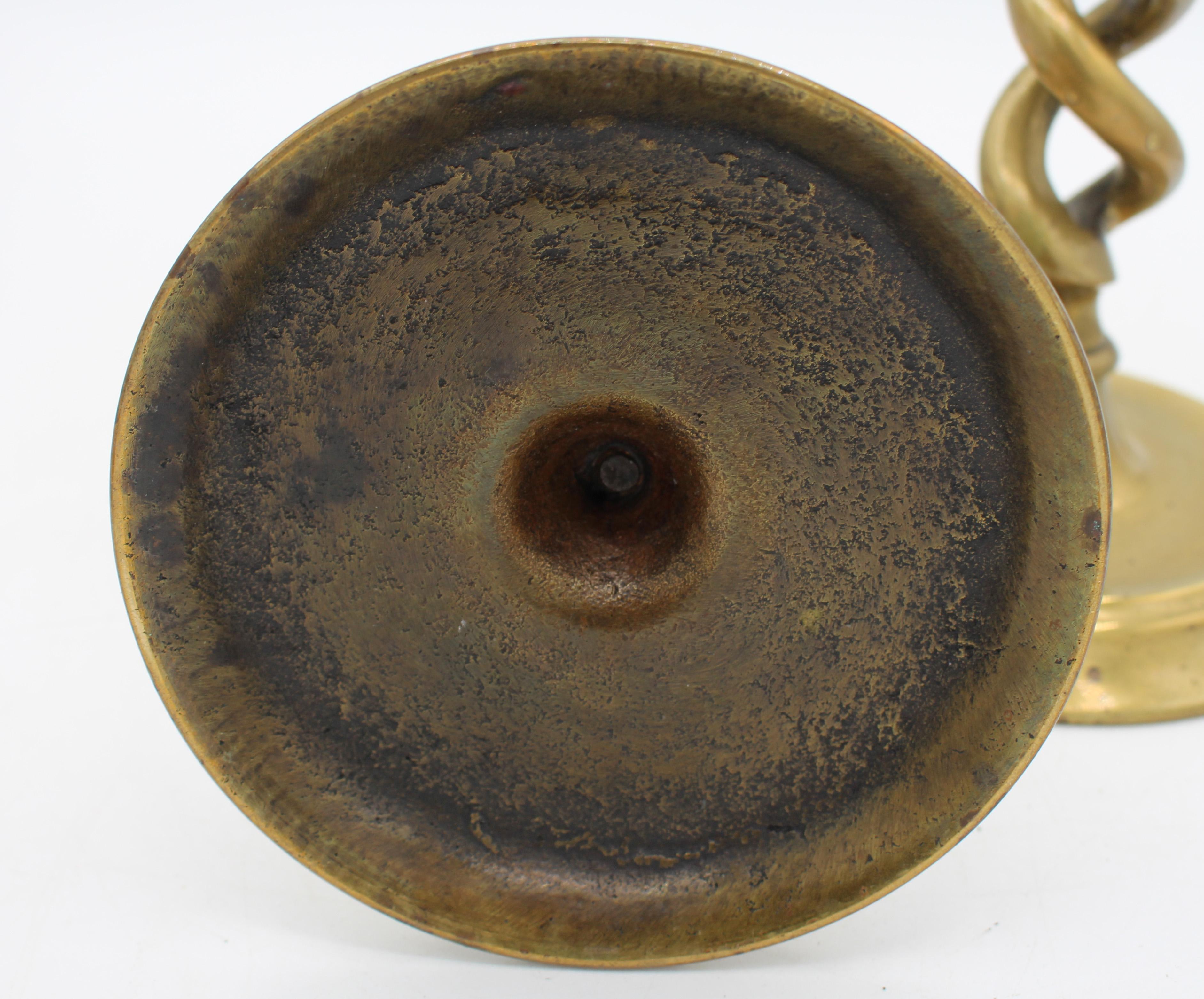 Circa 1860s Pareja inglesa de candeleros de latón torcido de cebada abierta en Bueno estado para la venta en Chapel Hill, NC