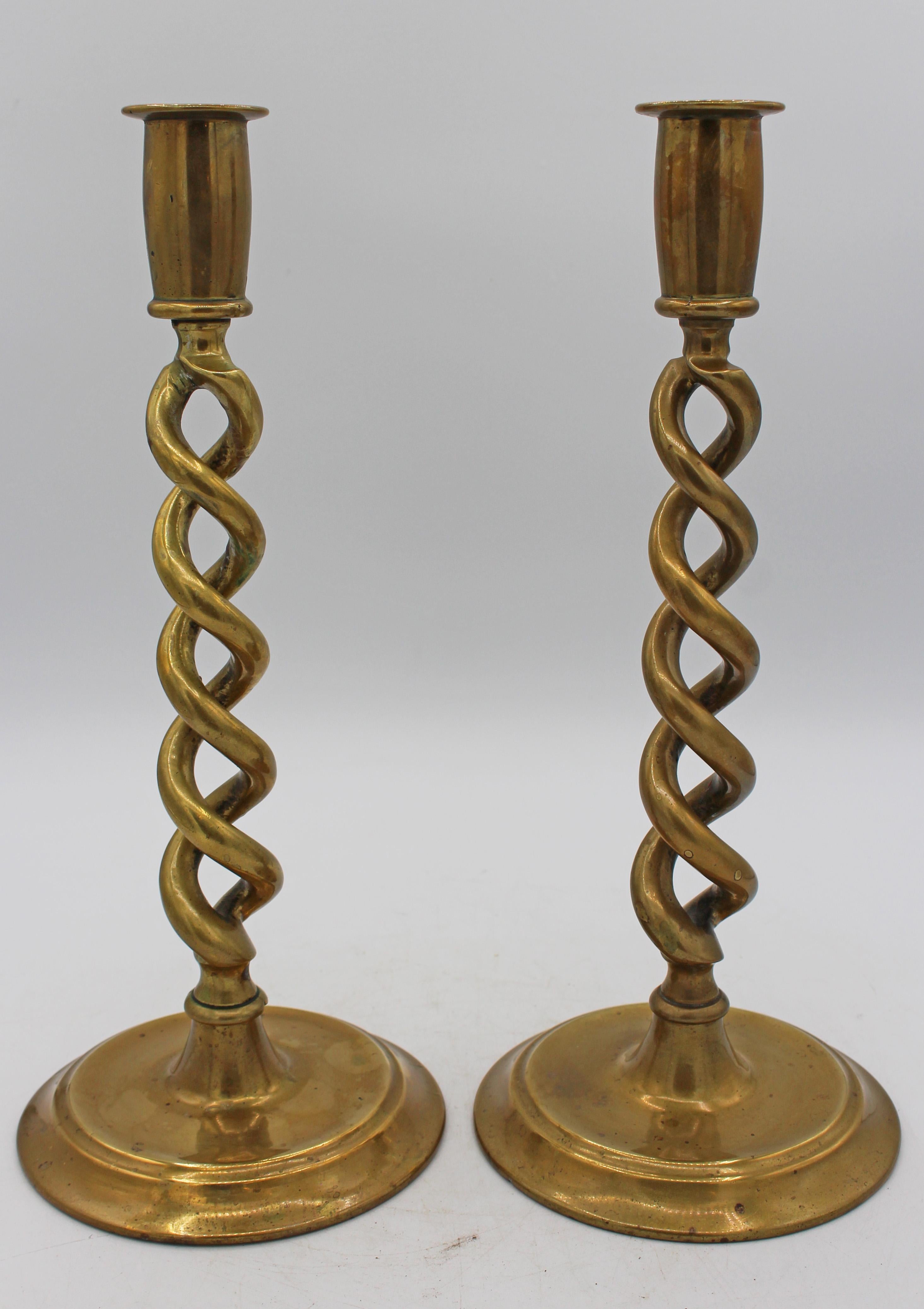 Circa 1860s Pareja inglesa de candeleros de latón torcido de cebada abierta Mediados del siglo XIX en venta