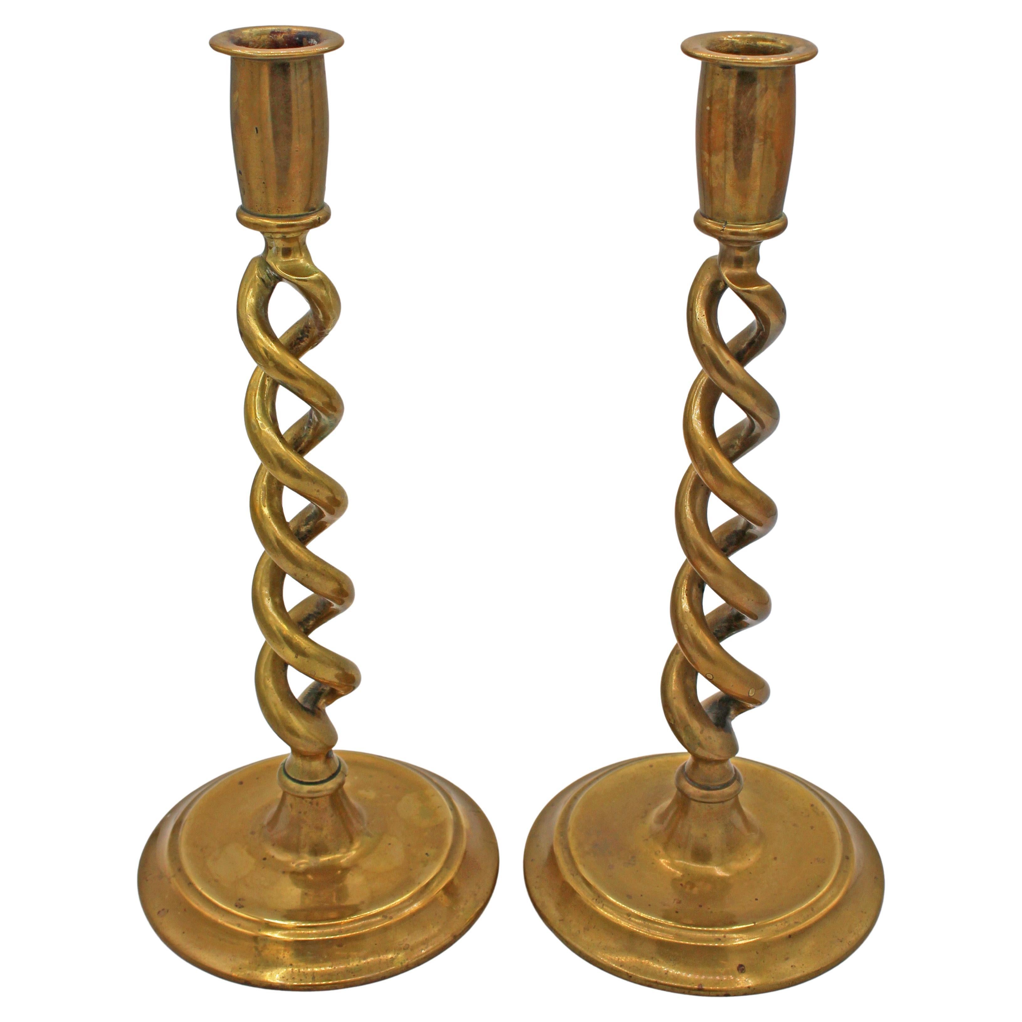 Circa 1860s Pareja inglesa de candeleros de latón torcido de cebada abierta en venta