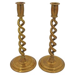 Circa 1860s Pareja inglesa de candeleros de latón torcido de cebada abierta
