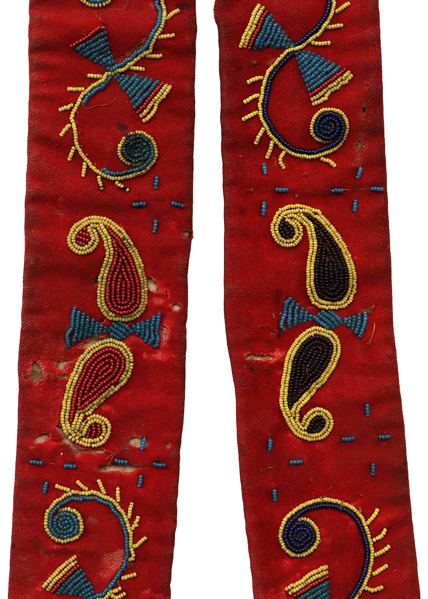 Amérindien Circa 1865 Corne à poudre Ojibwe des forêts du nord-est avec courroie embellie en vente