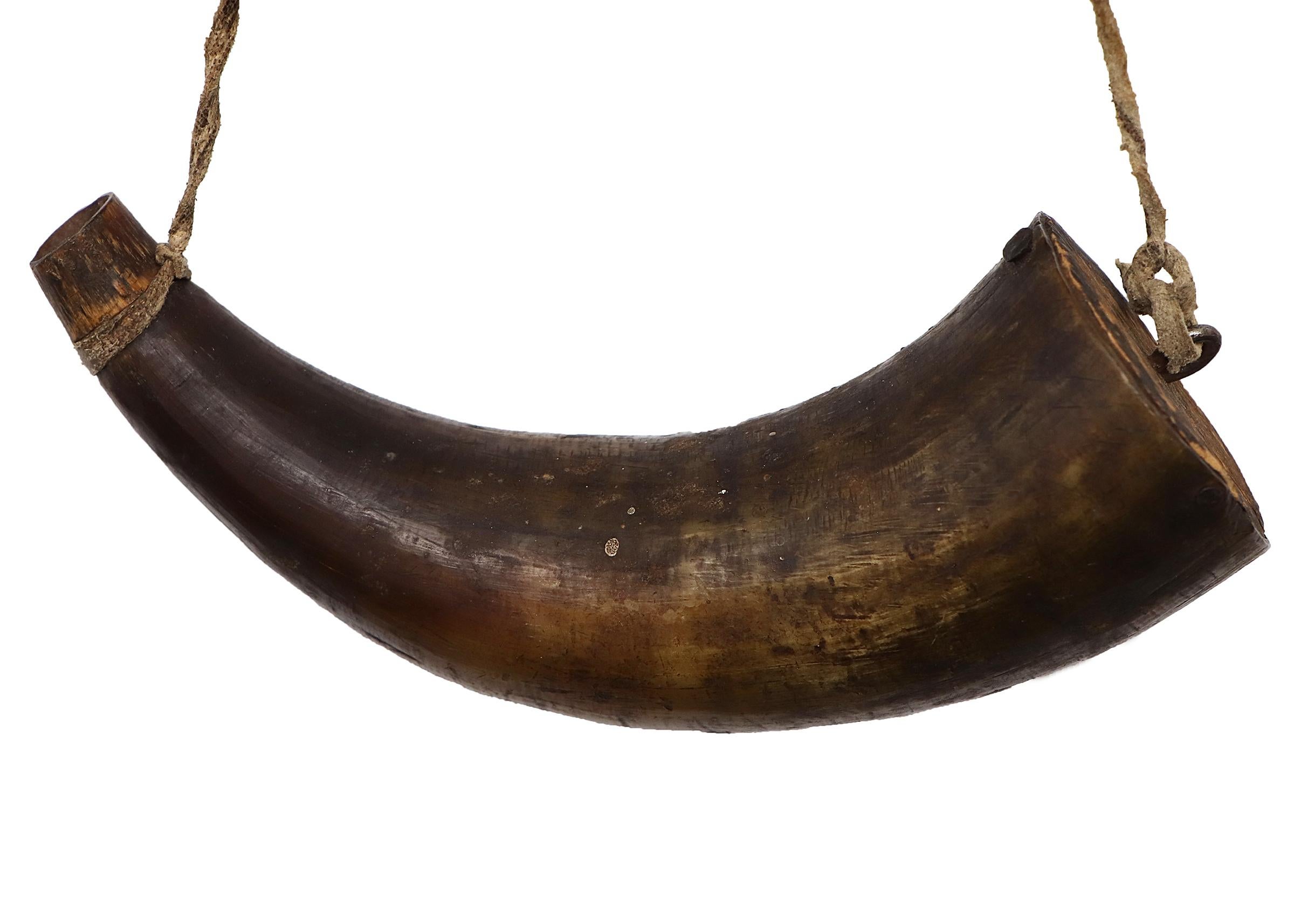 Circa 1865 Corne à poudre Ojibwe des forêts du nord-est avec courroie embellie Bon état - En vente à Denver, CO