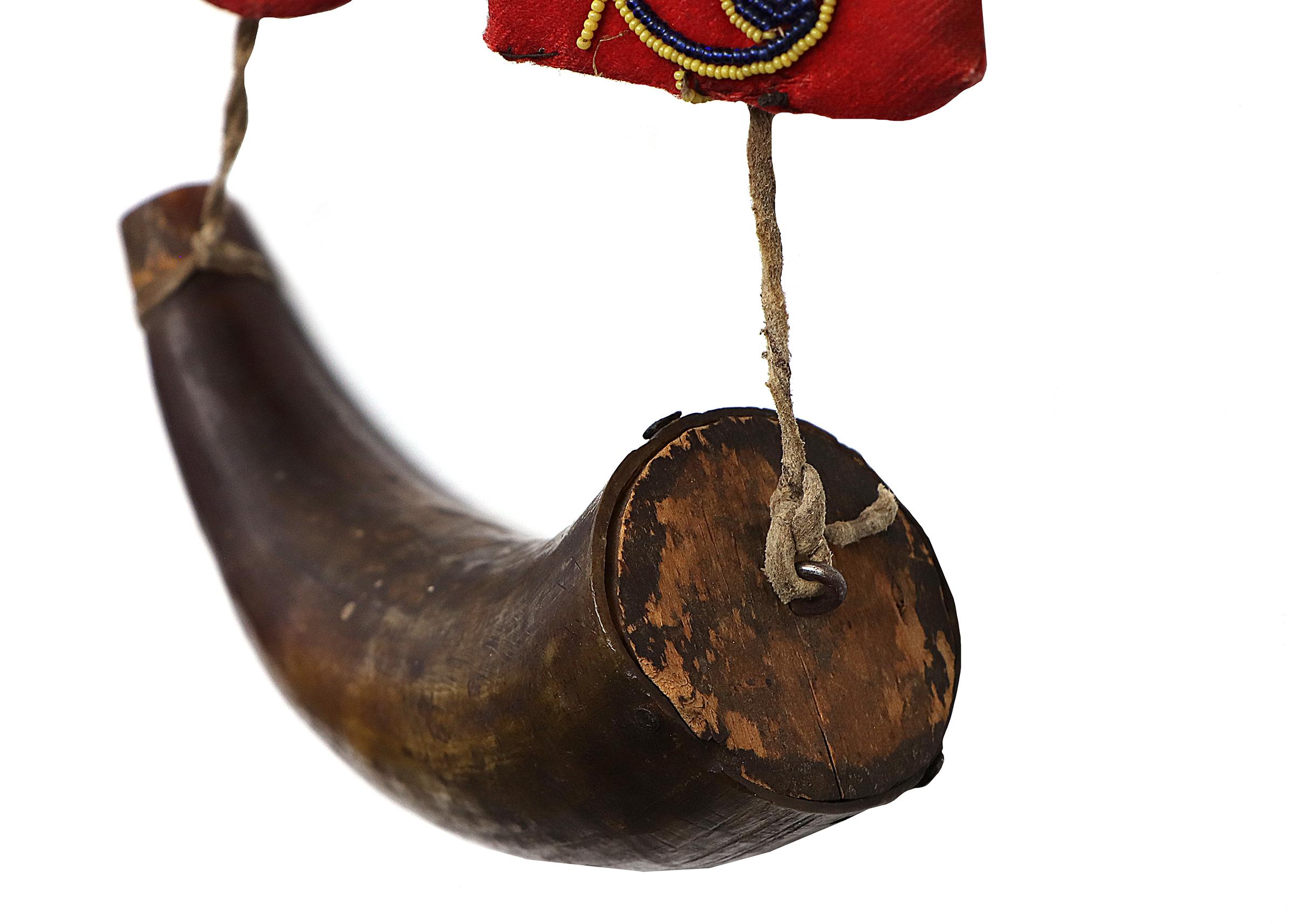 Milieu du XIXe siècle Circa 1865 Corne à poudre Ojibwe des forêts du nord-est avec courroie embellie en vente