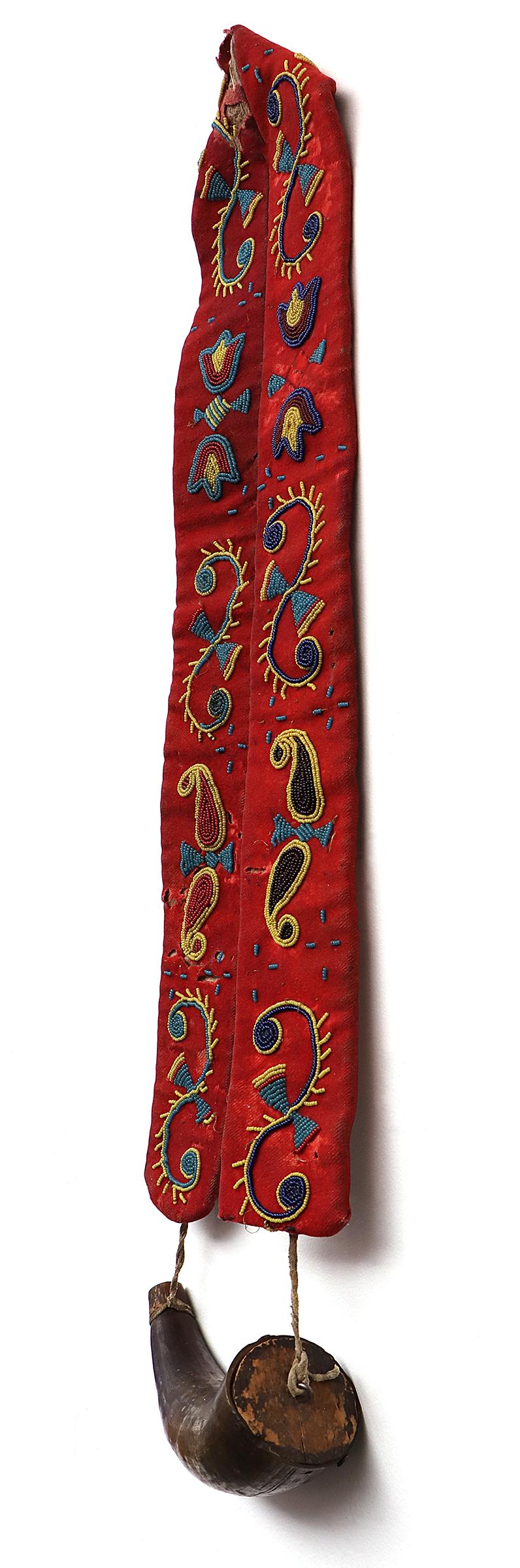 Circa 1865 Corne à poudre Ojibwe des forêts du nord-est avec courroie embellie en vente 1