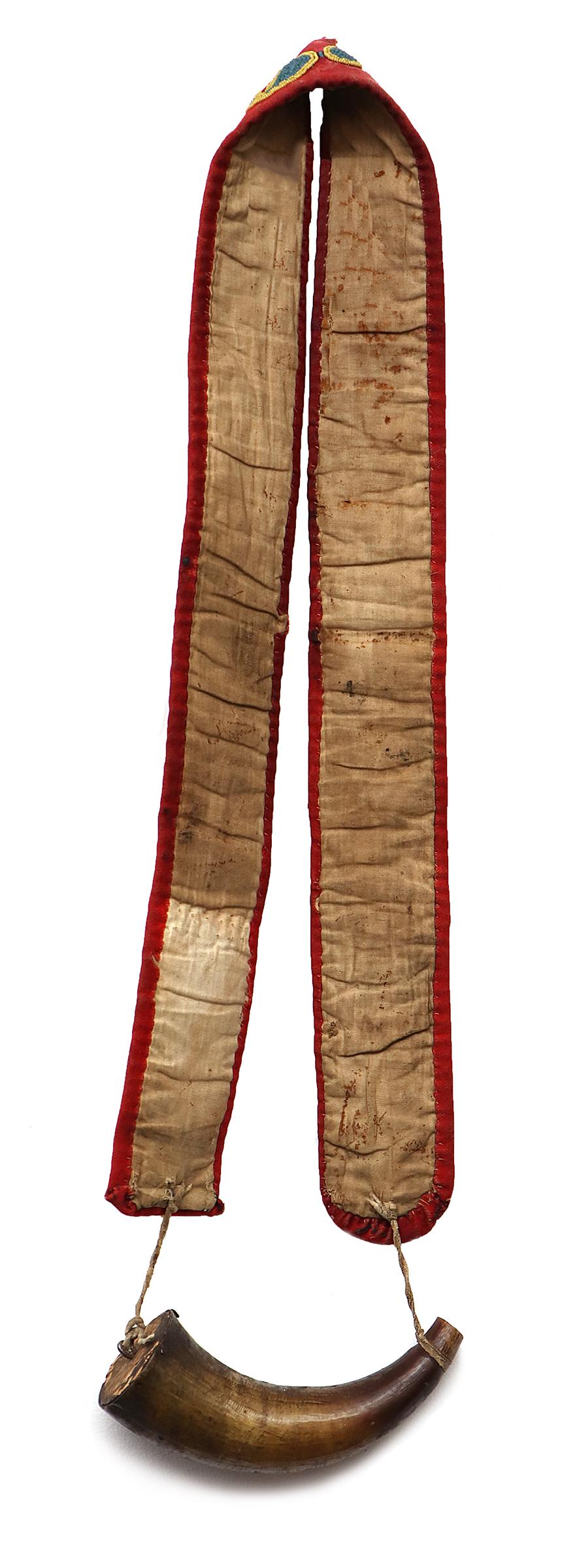 Circa 1865 Corne à poudre Ojibwe des forêts du nord-est avec courroie embellie en vente 2