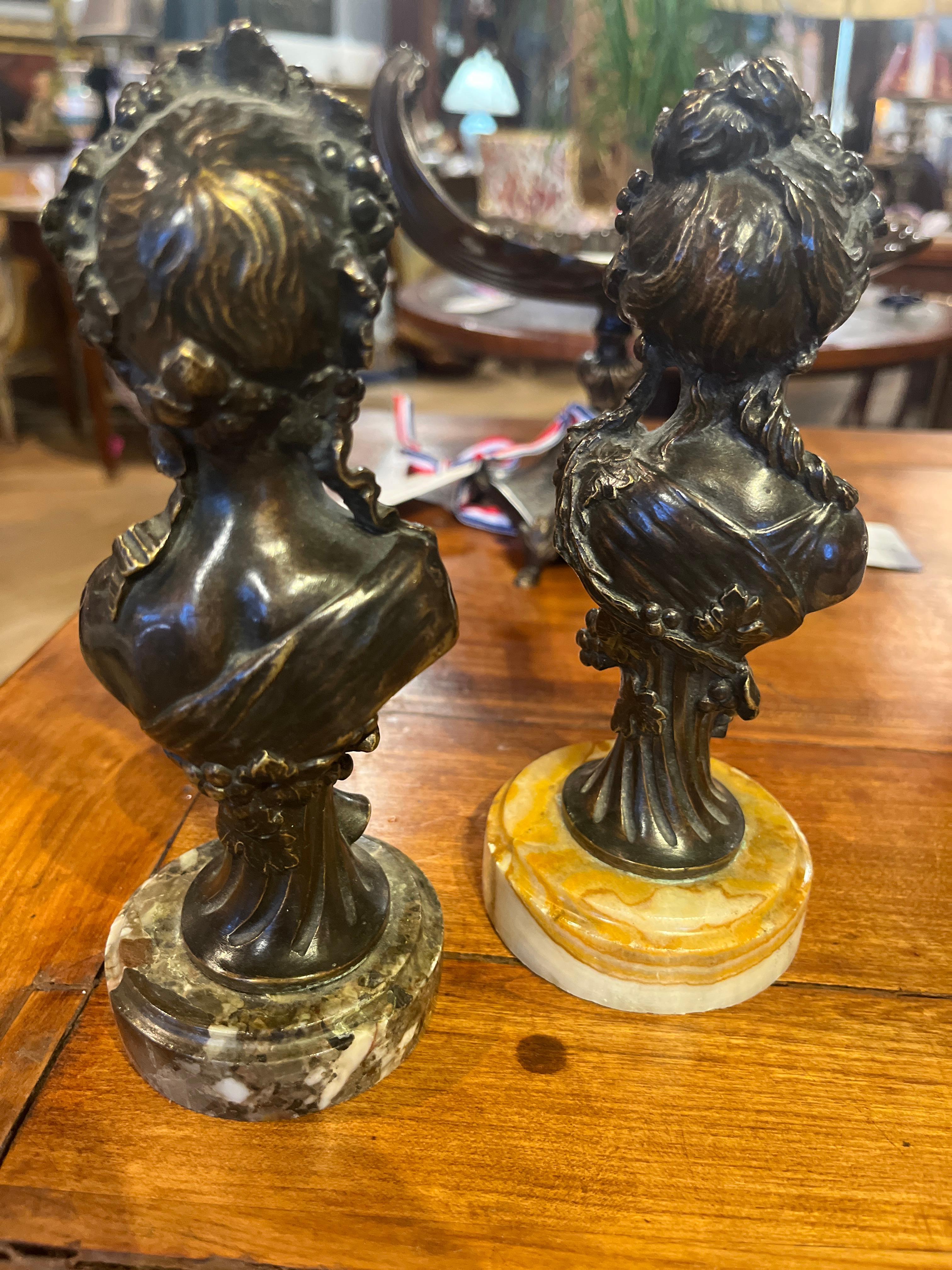 CIRCA 1870-1880 Coppia di busti femminili in bronzo del Grand Tour francese In condizioni buone in vendita a Scottsdale, AZ