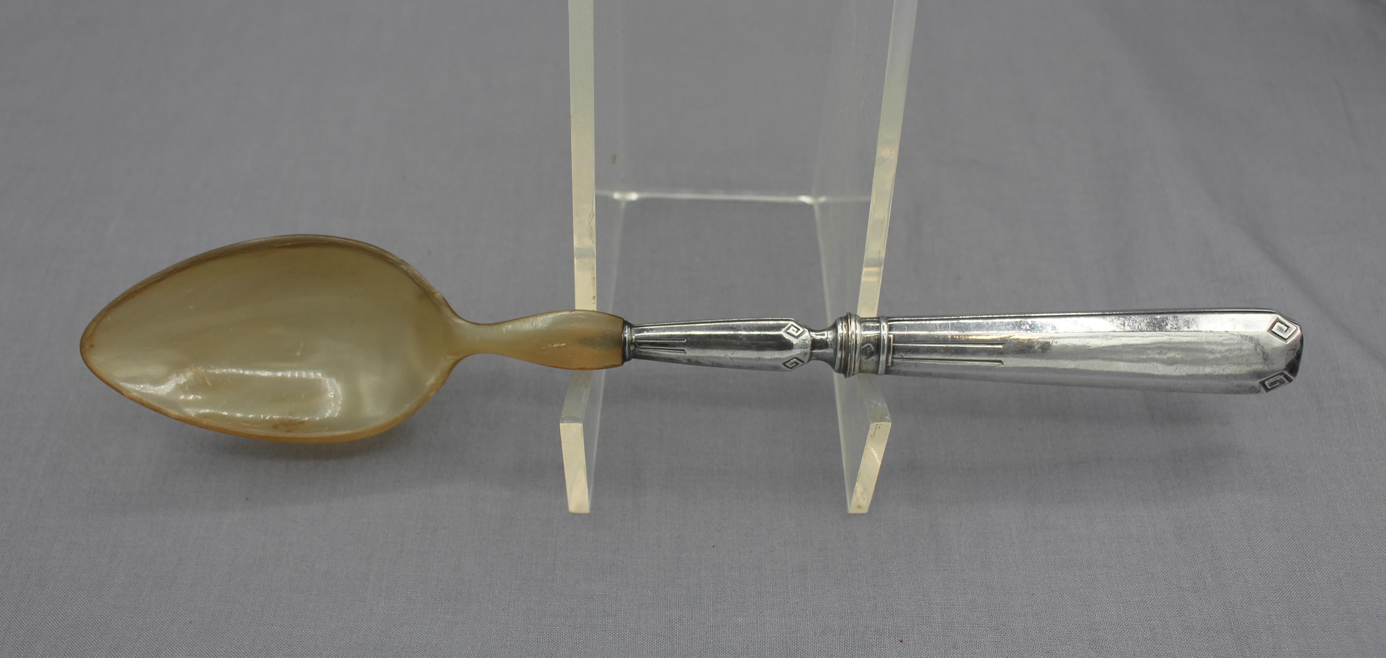 A fine pair of salad servers - French 1st standard silver & probably cow horn; c. 1870-80. Post-1838 marks. Aesthetic Movement. In associated presentation case.
Spoon: 11