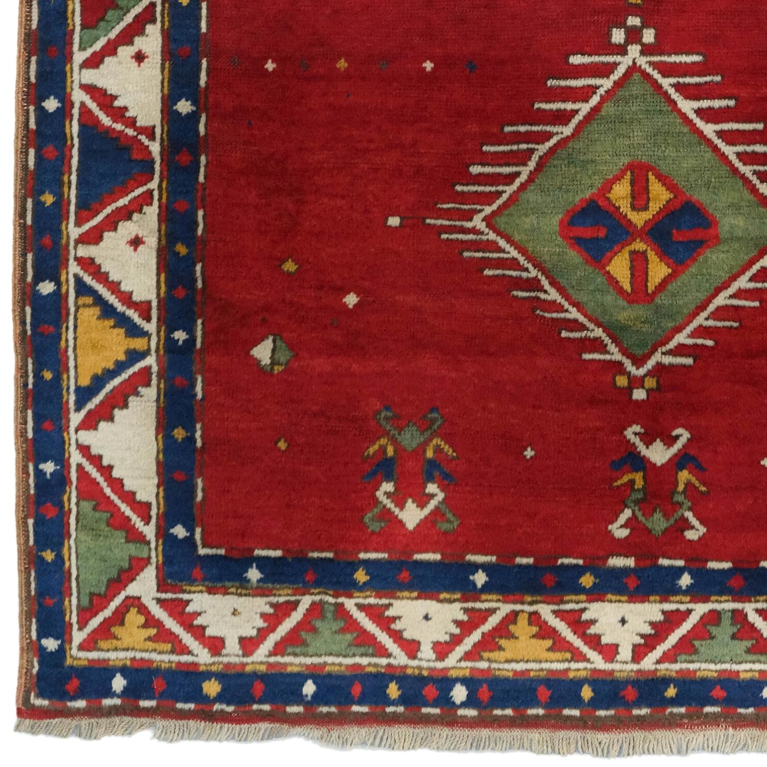 Questo antico tappeto Fahrola risale al 1870 e si distingue per la sua trama tradizionale e autentica. Il colore di fondo del tappeto è rosso e al centro ci sono due grandi rombi. L'interno di questi rombi è verde e presenta motivi blu e rossi. Ci
