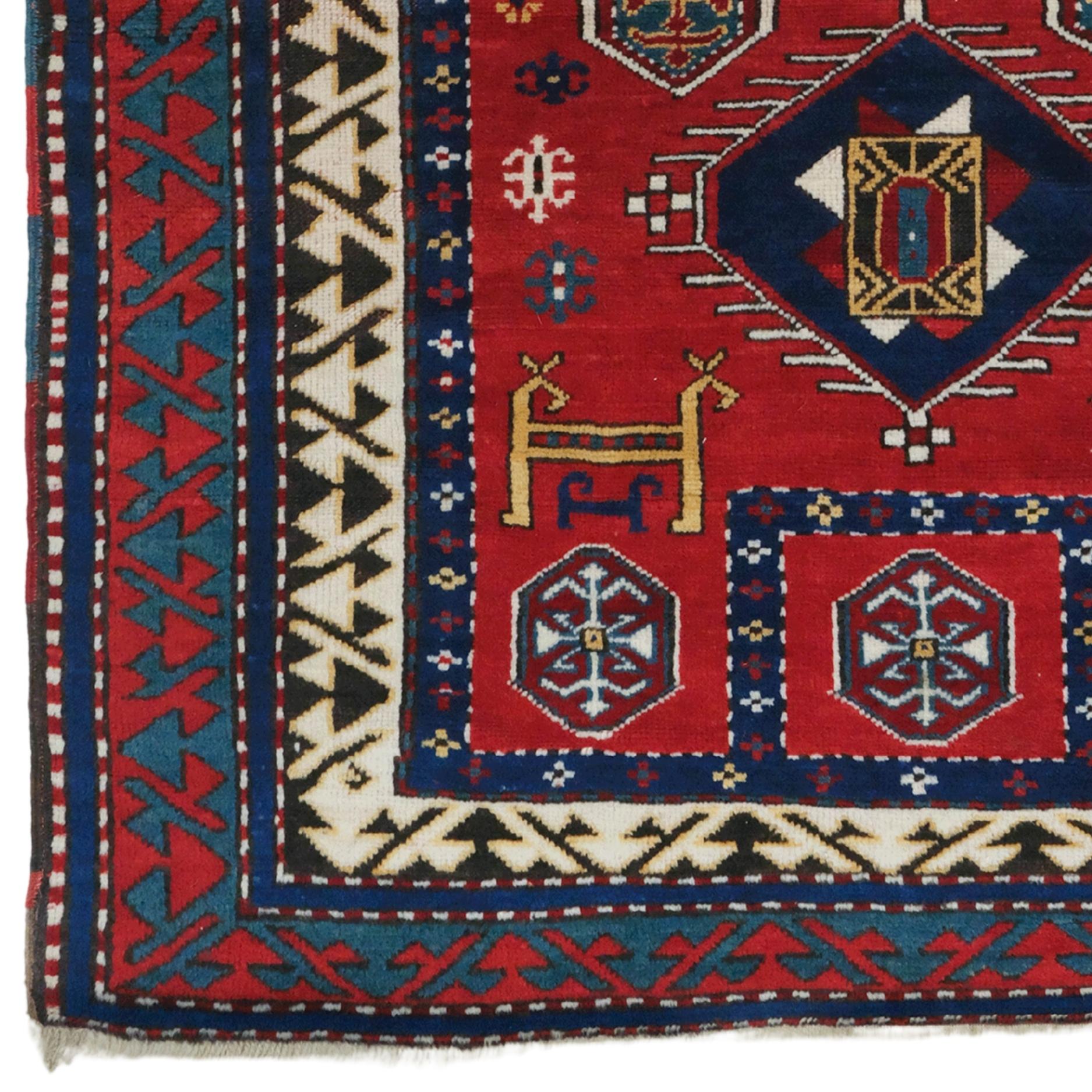 Cet impressionnant tapis antique Fahrola date des années 1870 et constitue l'un des plus beaux exemples de l'artisanat et de l'art de l'époque. Le tapis est décoré de motifs géométriques complexes et de symboles sur un riche fond rouge. Un grand