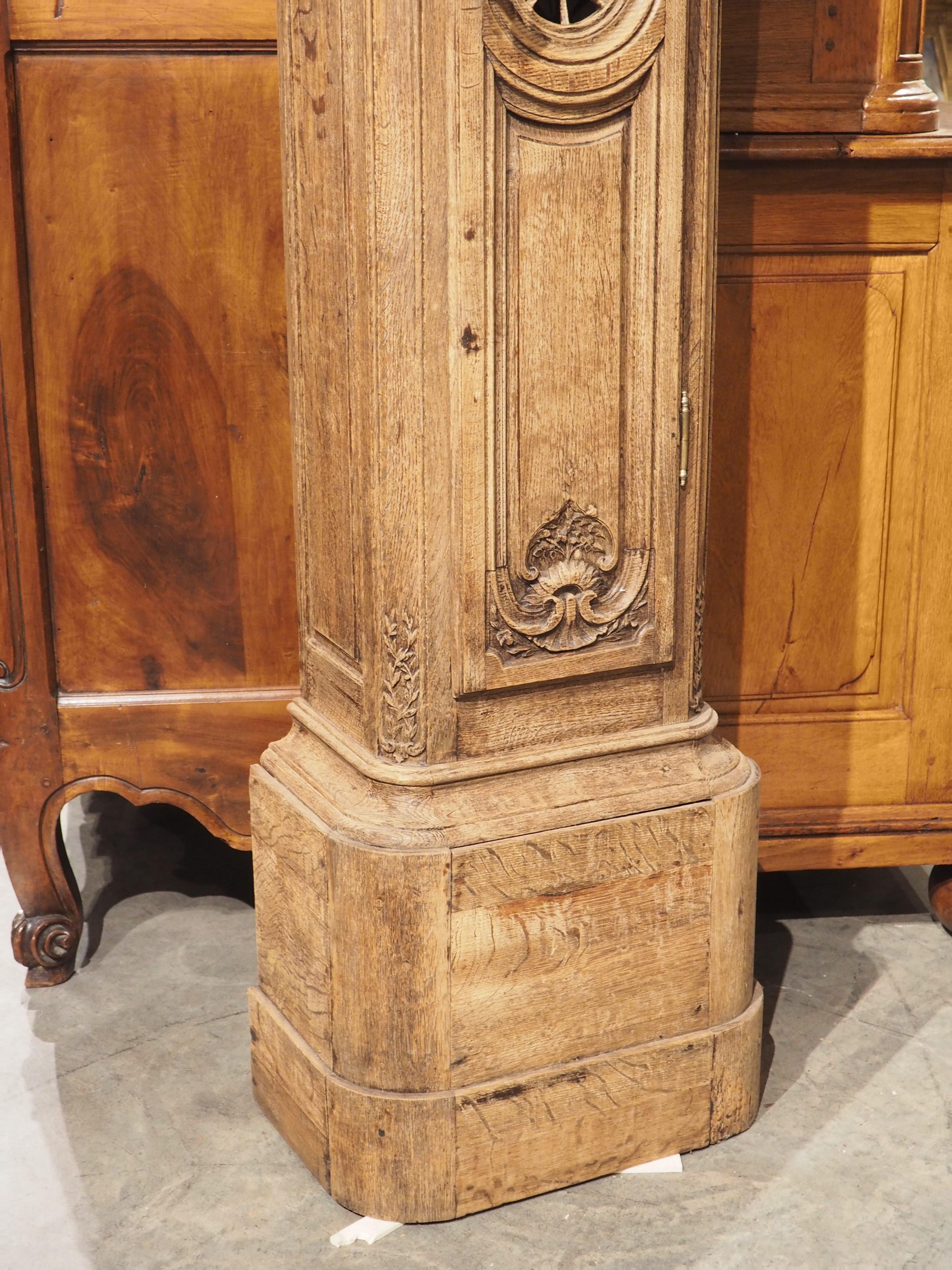 Sculpté à la main Horloge de parquet en chêne blanchi vers 1870, Liege, Belgique