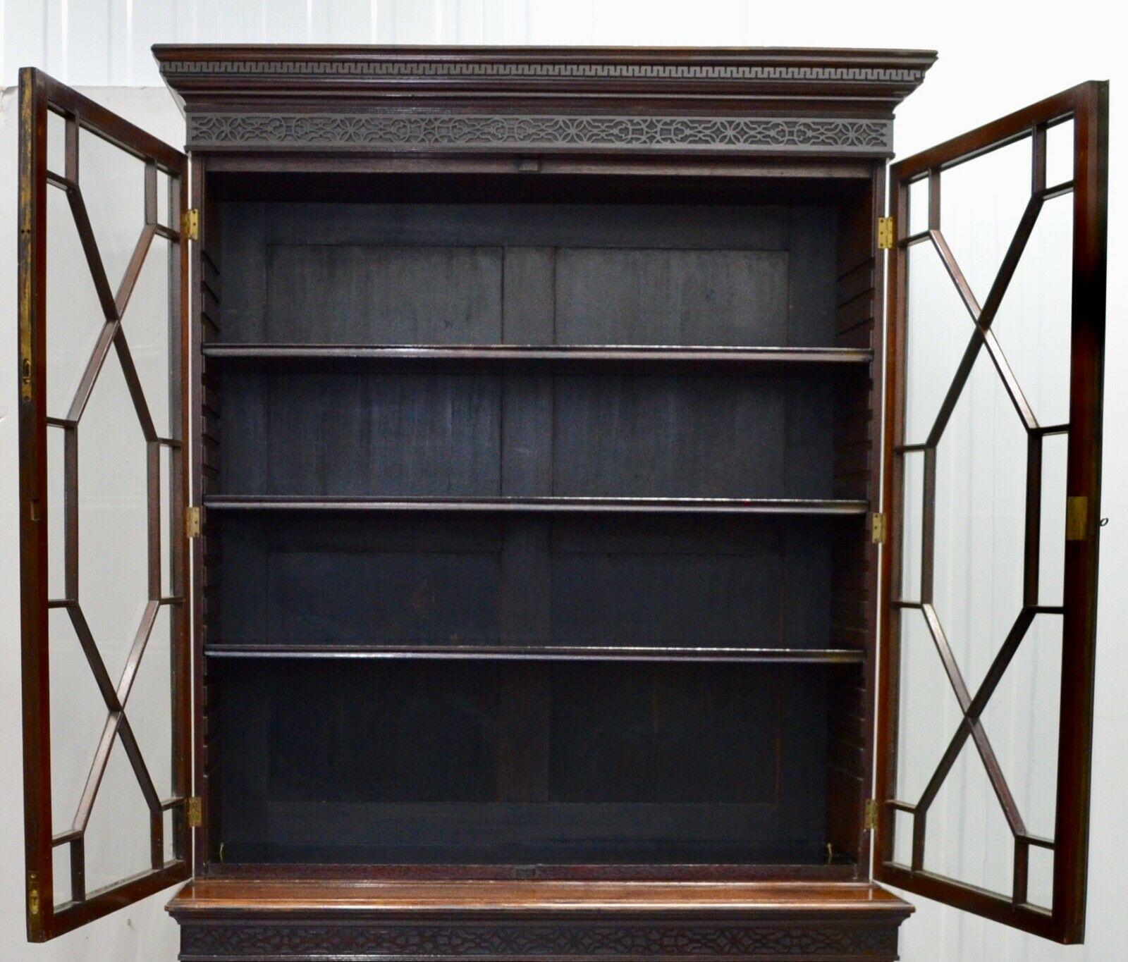 High Victorian CIRCA 1870 CHIPPENDALE REVIVAL HARDWOOD BOOKCASE, MOULDED OUTSWEPT CORNiCE ABOVE For Sale