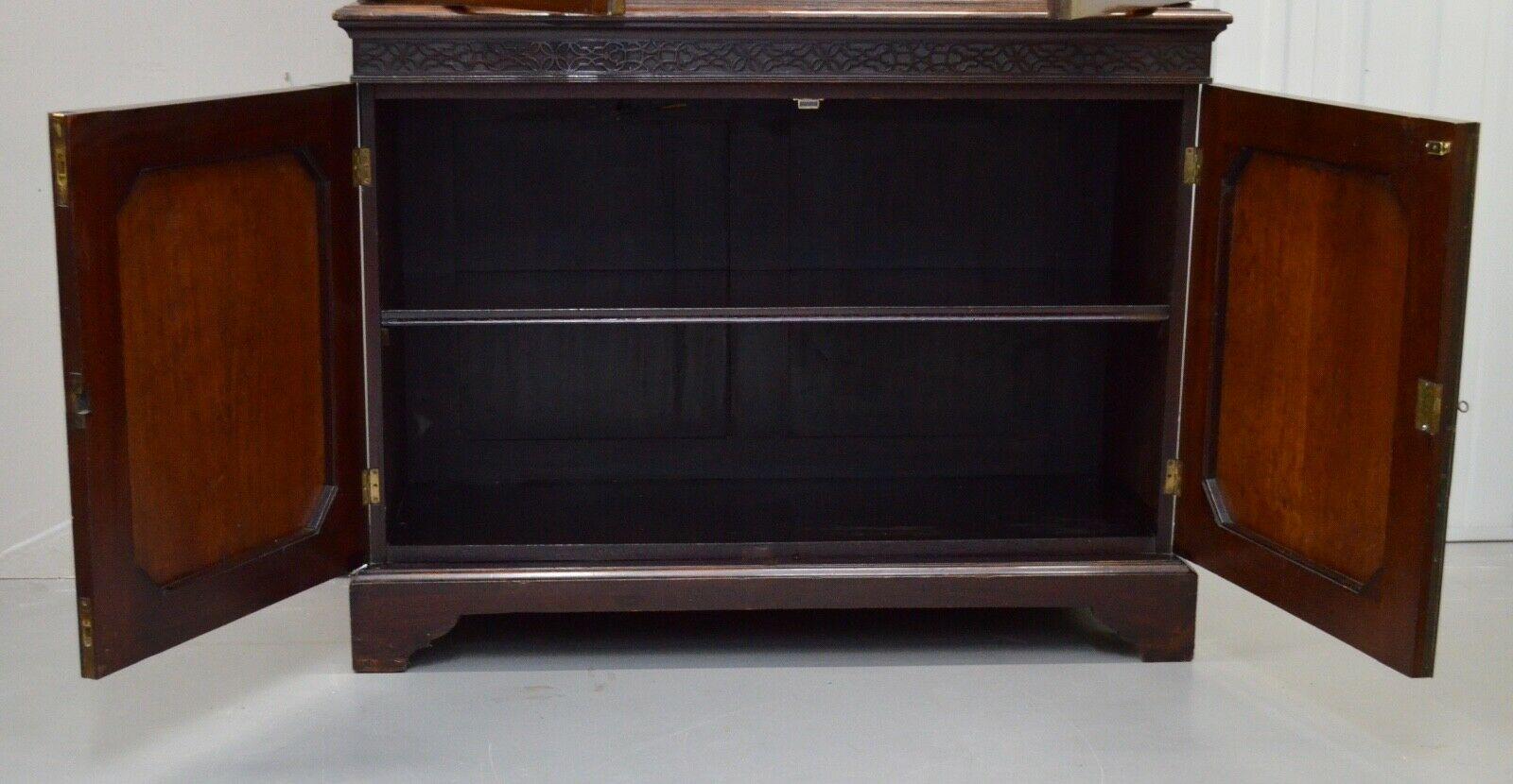 English CIRCA 1870 CHIPPENDALE REVIVAL HARDWOOD BOOKCASE, MOULDED OUTSWEPT CORNiCE ABOVE For Sale