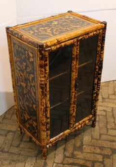 Circa 1870 Anglais Petite armoire en bambou à double porte vitrée