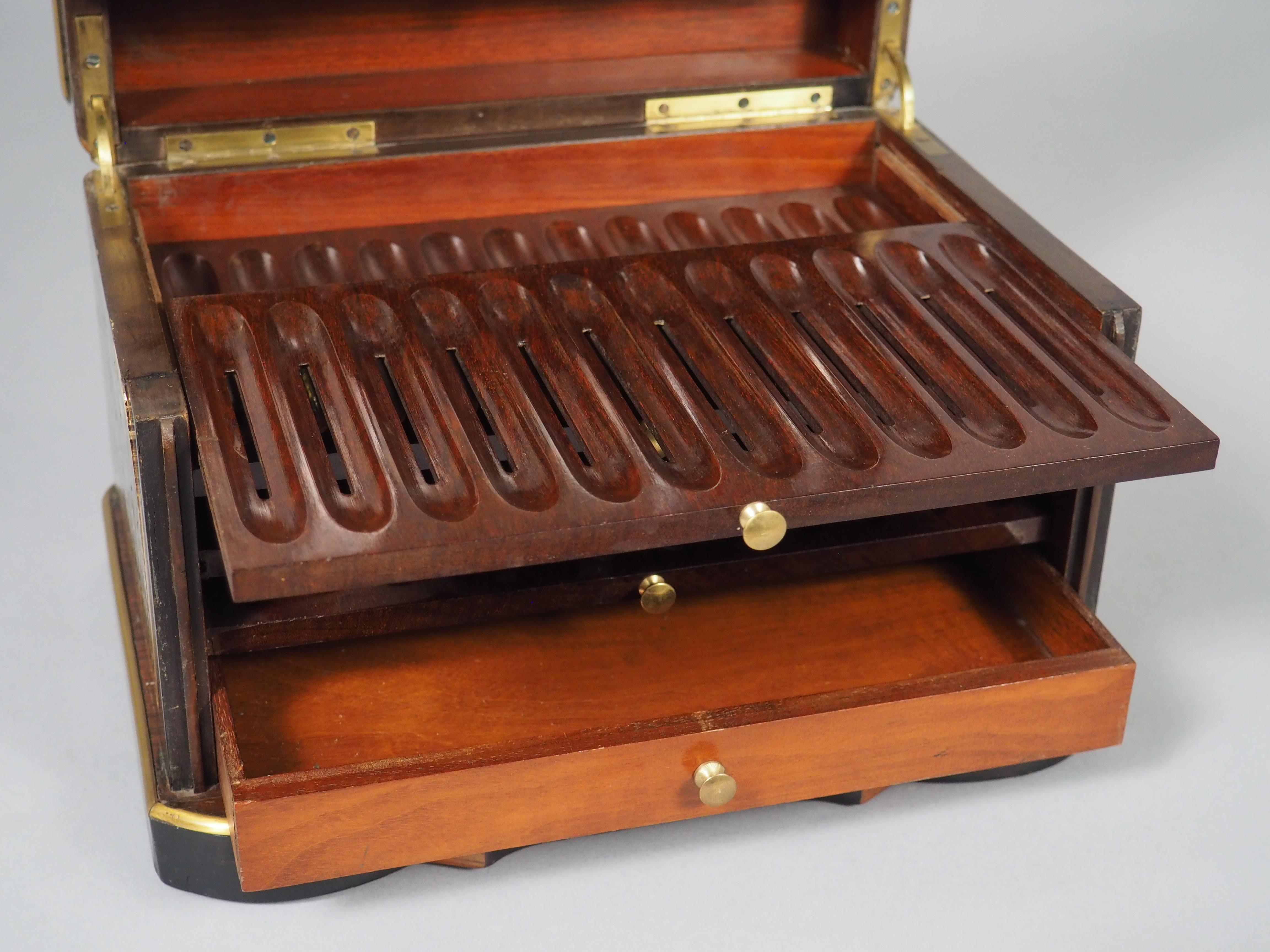 CIRCA 1870 Französisch Ebonized Armbrust Front Intarsien und geschnitten Messing Zigarren Humidor im Angebot 4