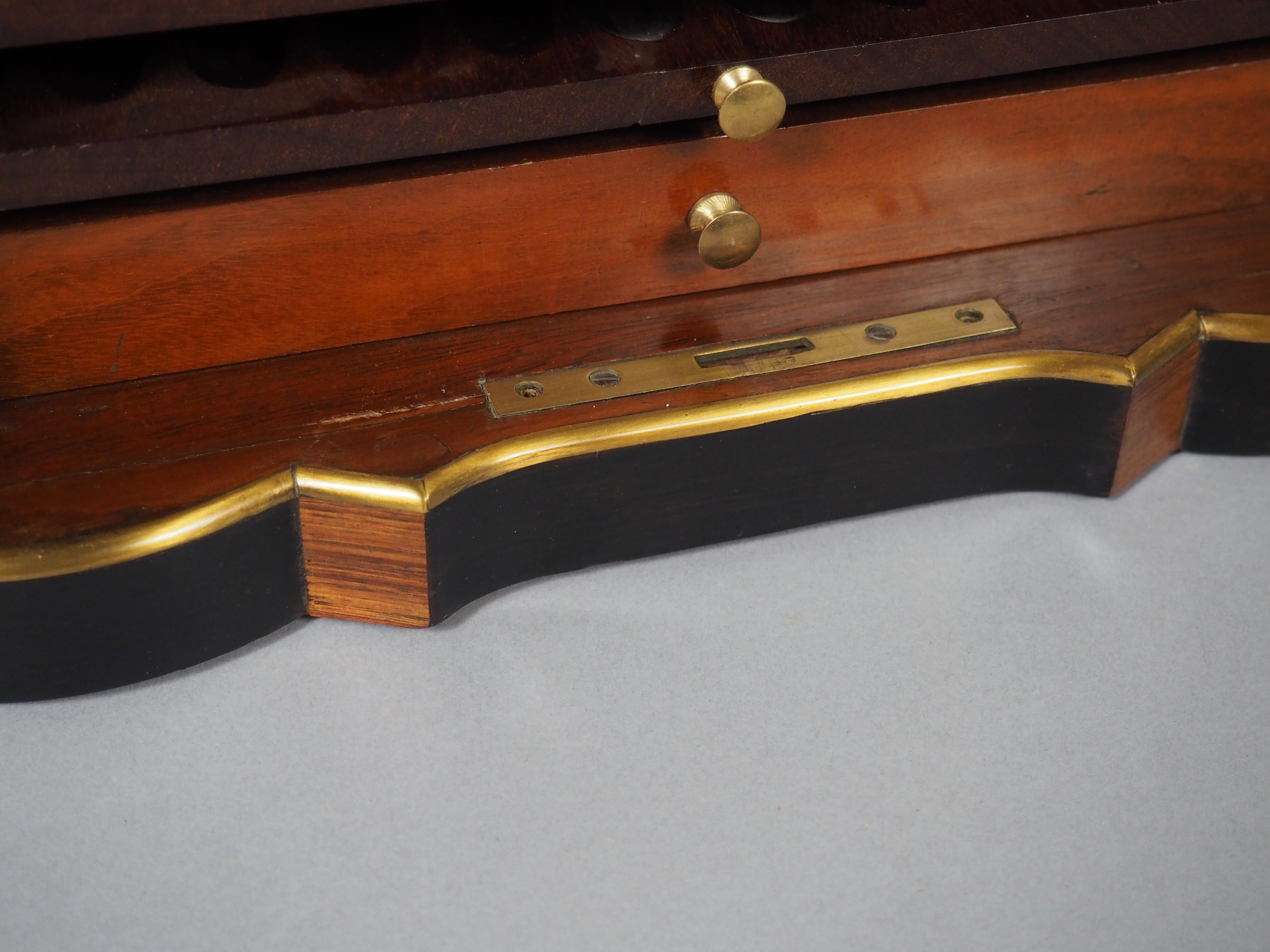 CIRCA 1870 Französisch Ebonized Armbrust Front Intarsien und geschnitten Messing Zigarren Humidor im Angebot 5