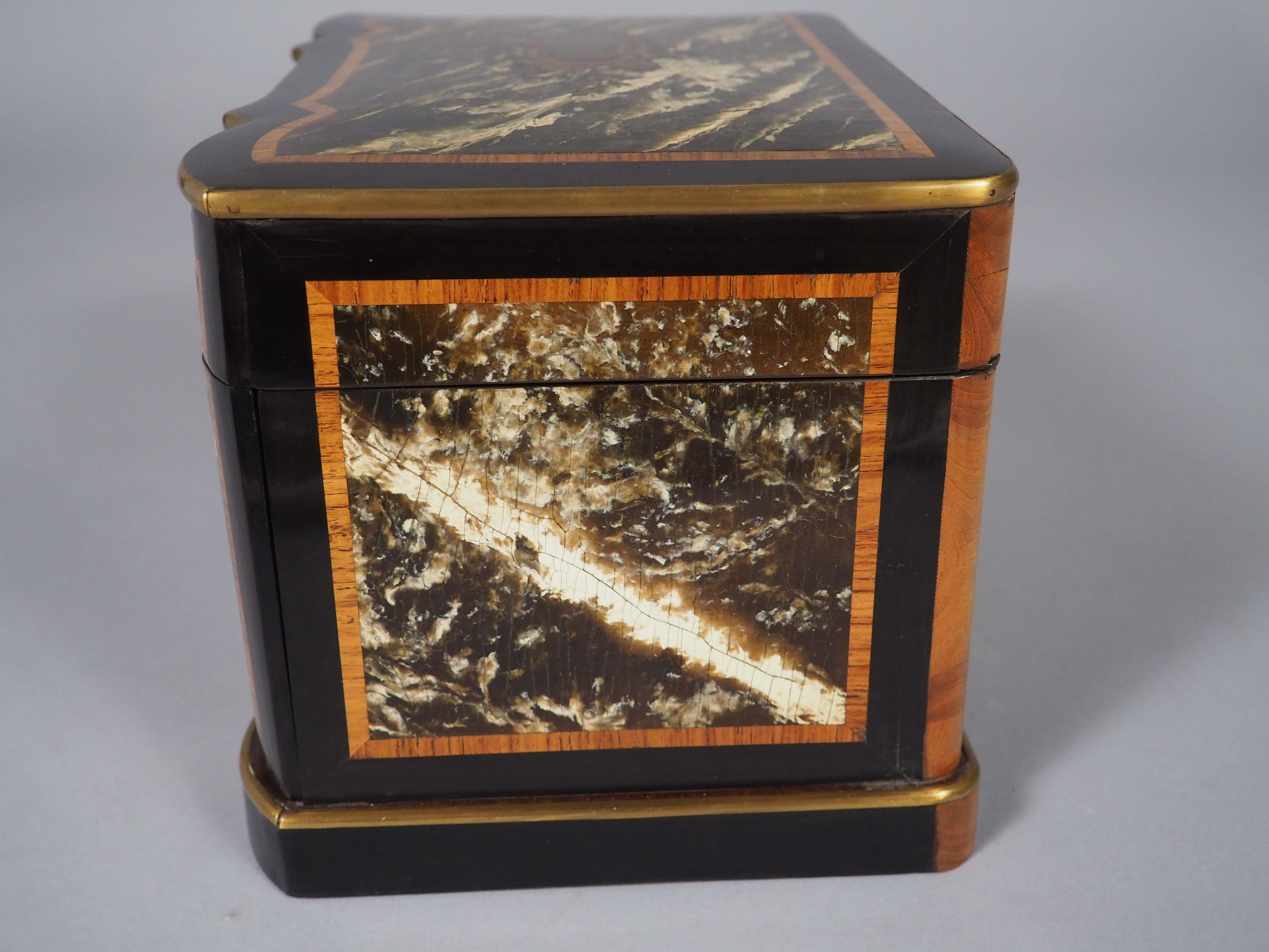 CIRCA 1870 Französisch Ebonized Armbrust Front Intarsien und geschnitten Messing Zigarren Humidor im Angebot 7