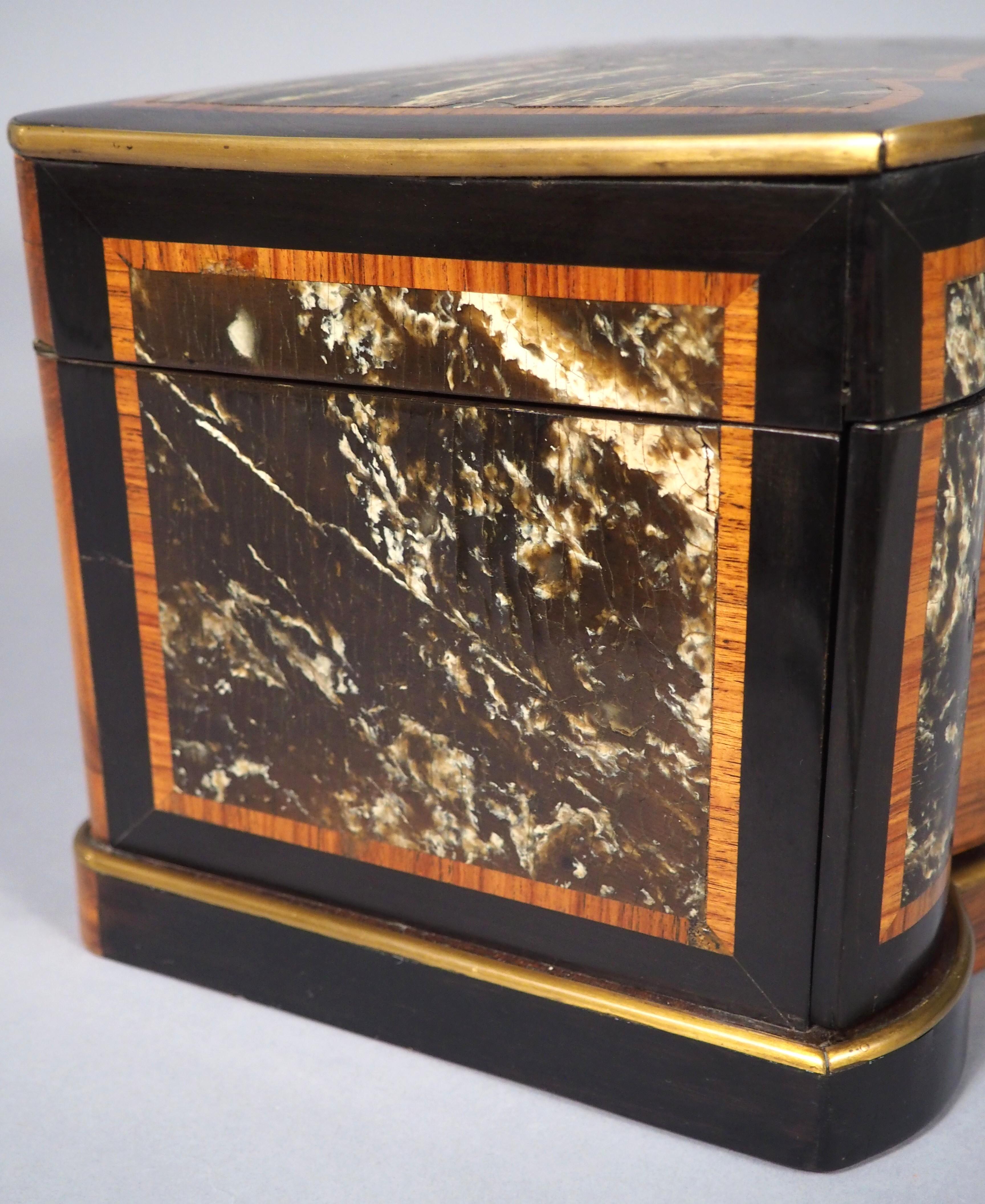 CIRCA 1870 Französisch Ebonized Armbrust Front Intarsien und geschnitten Messing Zigarren Humidor im Angebot 10