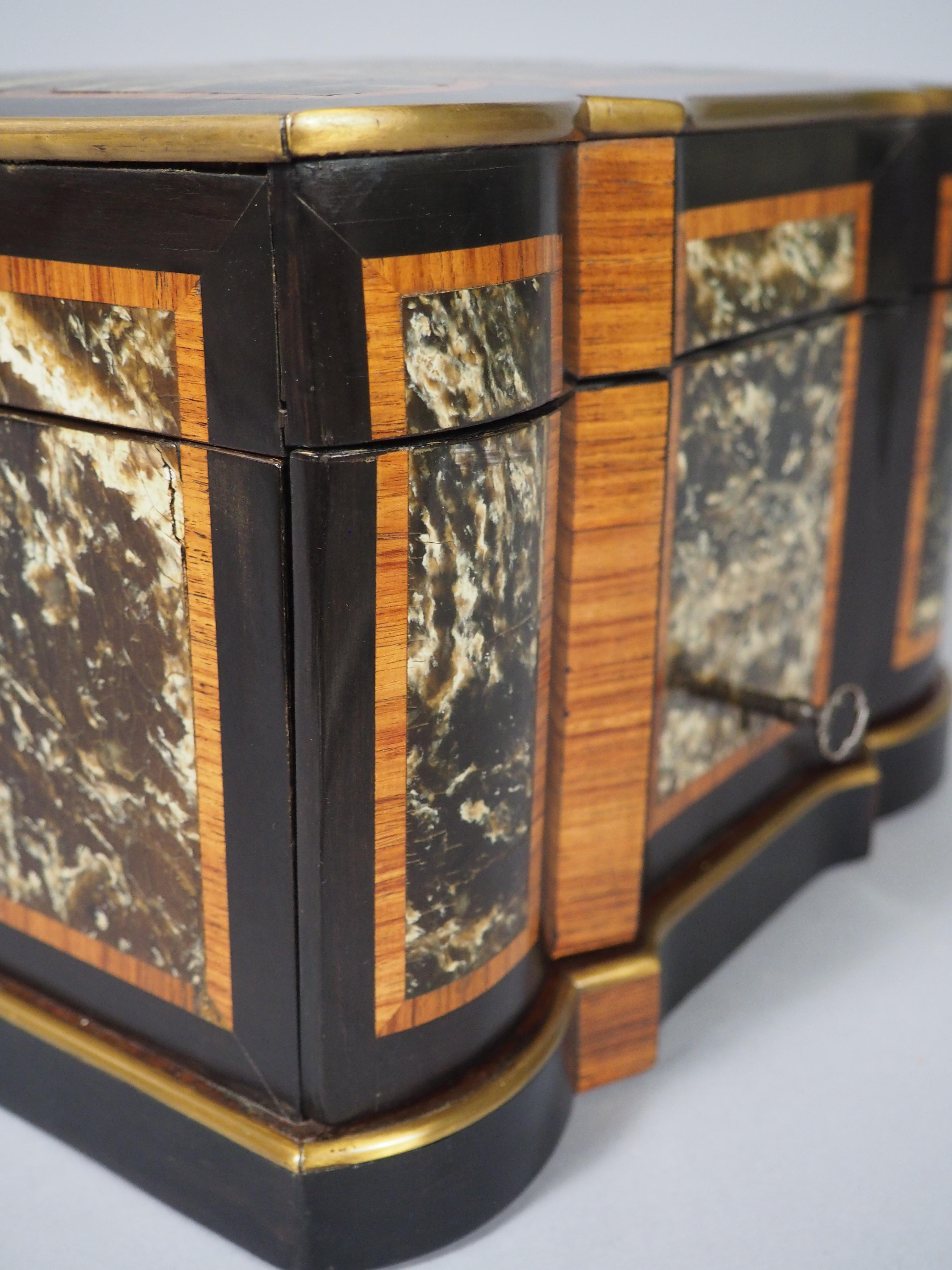 CIRCA 1870 Französisch Ebonized Armbrust Front Intarsien und geschnitten Messing Zigarren Humidor im Angebot 11