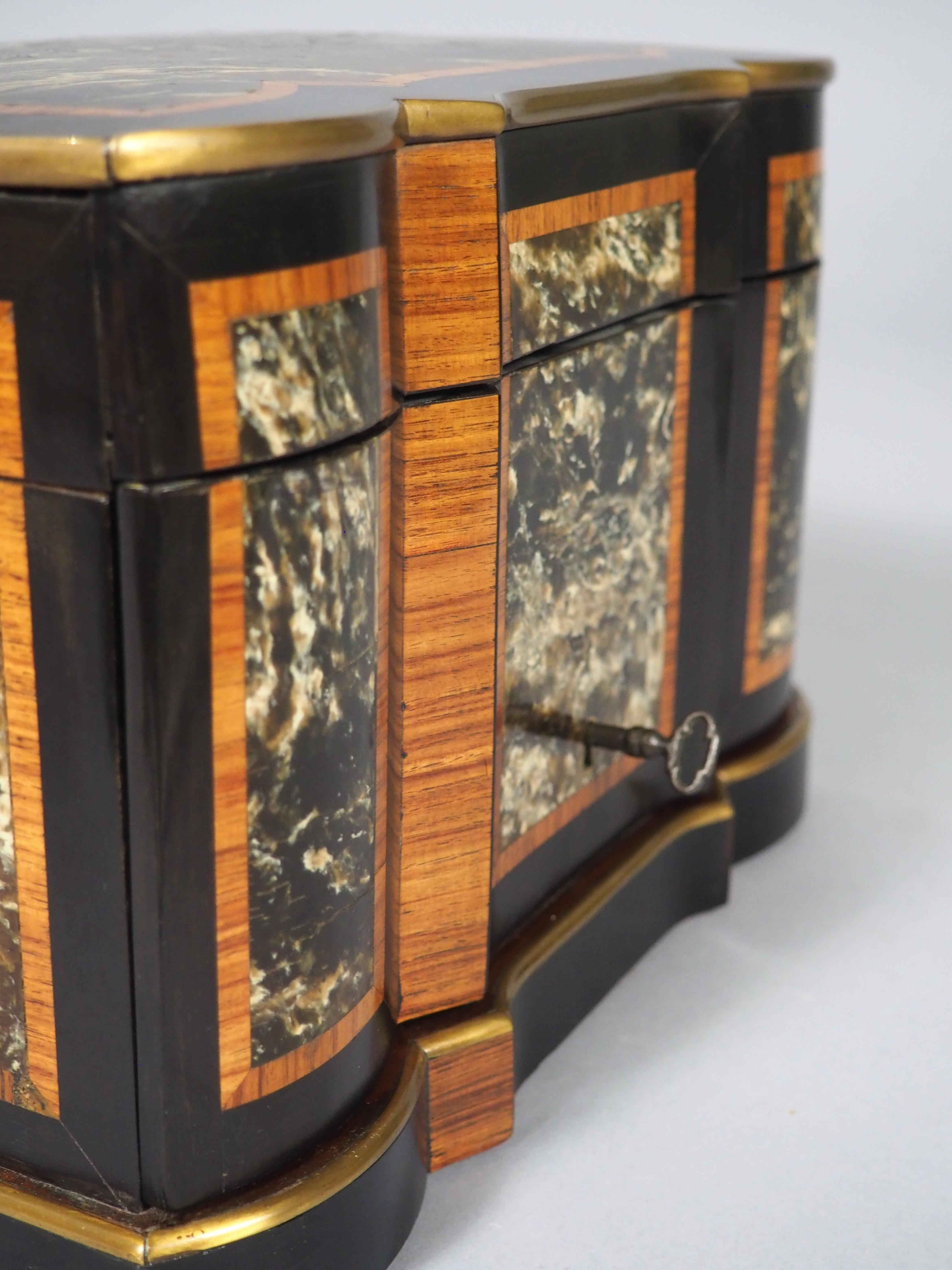 CIRCA 1870 Französisch Ebonized Armbrust Front Intarsien und geschnitten Messing Zigarren Humidor im Angebot 12