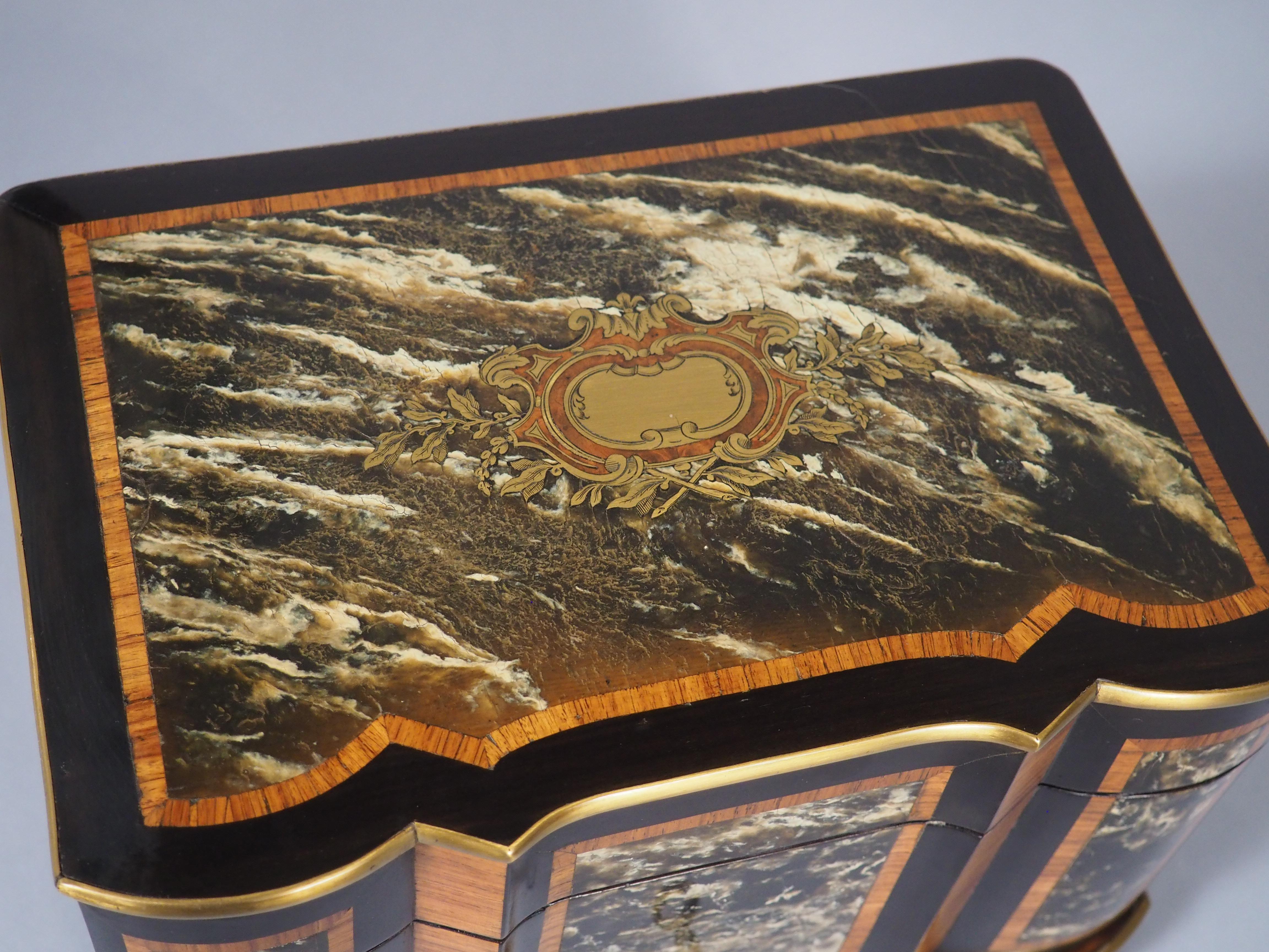 CIRCA 1870 Französisch Ebonized Armbrust Front Intarsien und geschnitten Messing Zigarren Humidor im Angebot 13