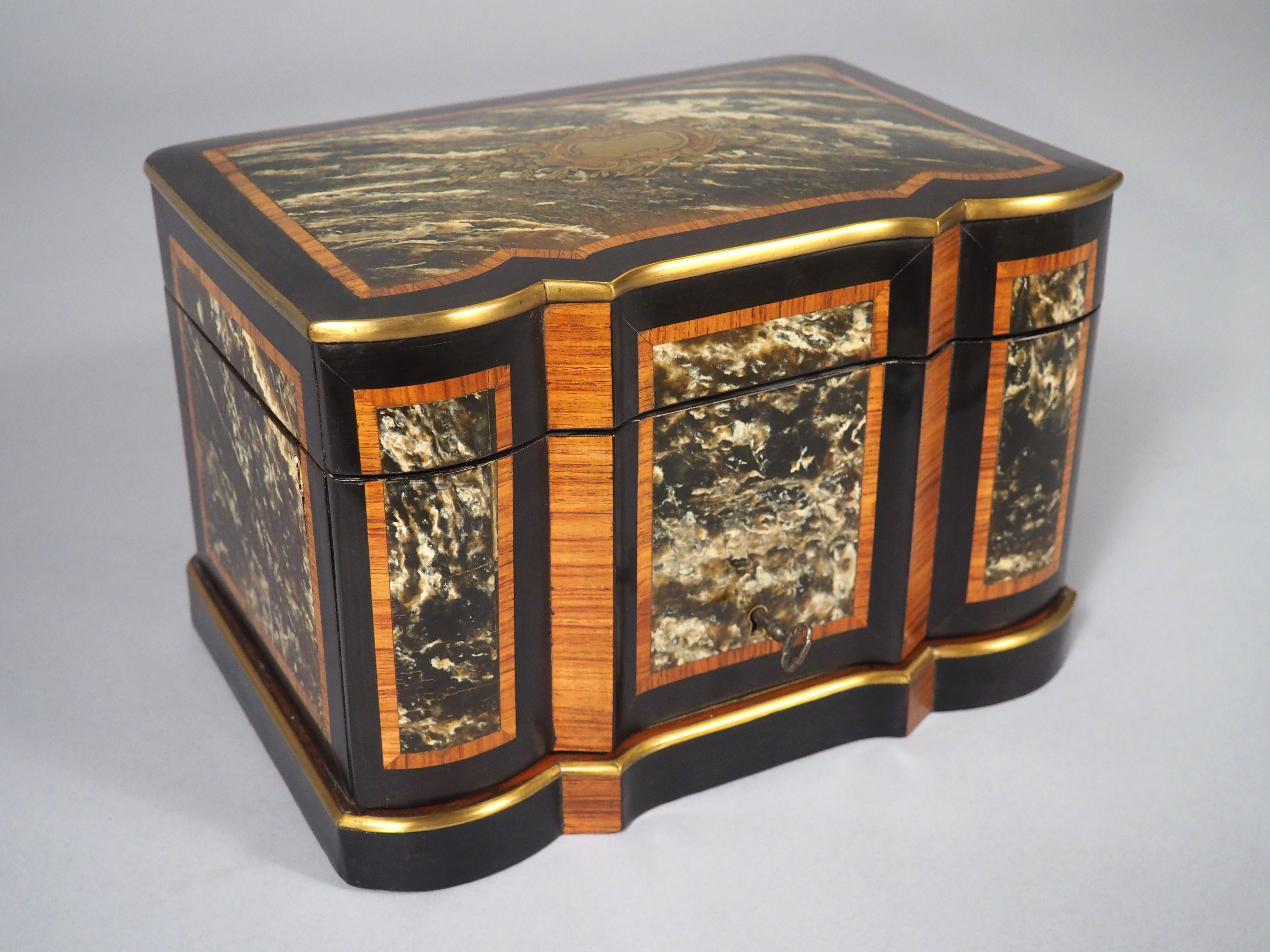 Weitere Informationen folgen in Kürze...

Ein sehr schöner Humidor aus Frankreich, handgeschnitzt um 1870 mit exotischen Hölzern und Intarsien.  Die formschöne Zigarrenkiste hat eine Arbalete (Armbrust) auf der Vorderseite, deren Ränder mit