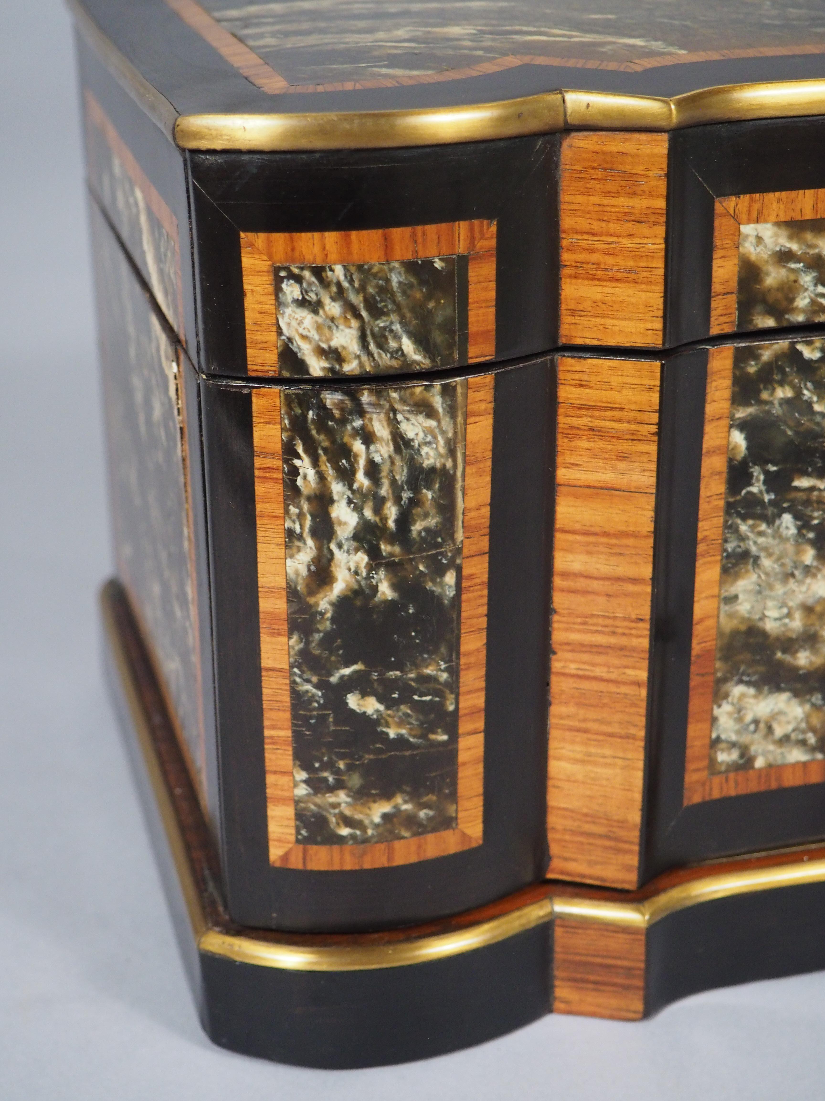 CIRCA 1870 Französisch Ebonized Armbrust Front Intarsien und geschnitten Messing Zigarren Humidor (Ebonisiert) im Angebot