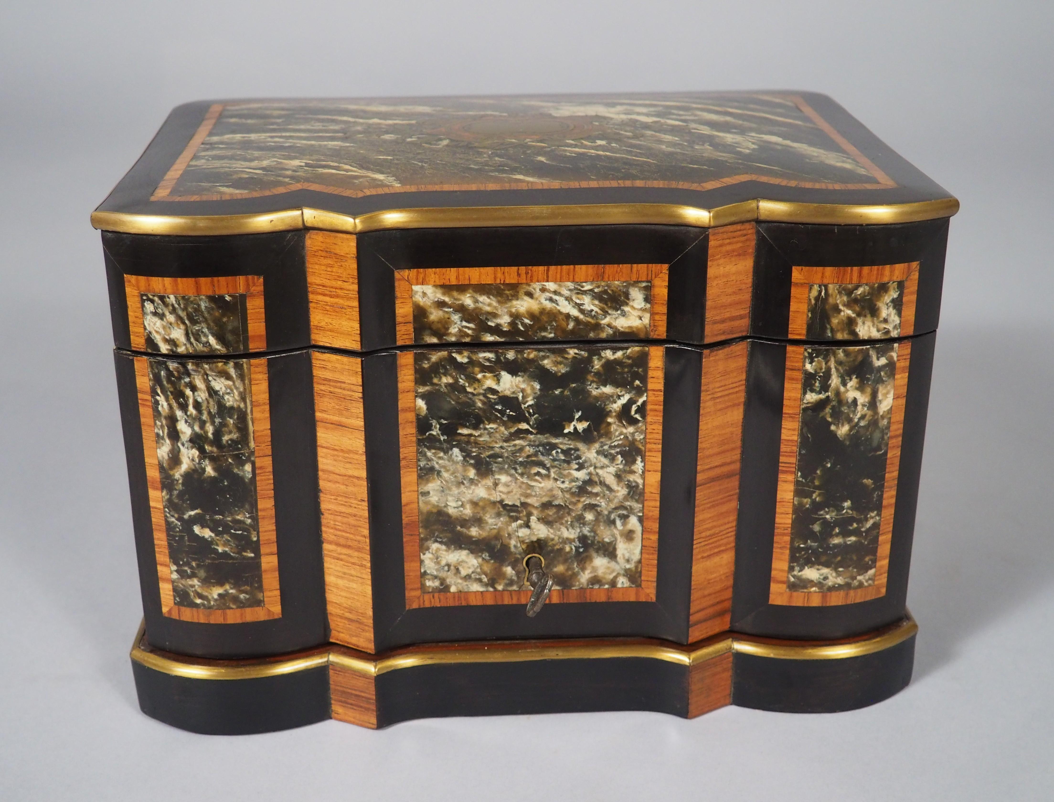 CIRCA 1870 Französisch Ebonized Armbrust Front Intarsien und geschnitten Messing Zigarren Humidor im Zustand „Gut“ im Angebot in Dallas, TX