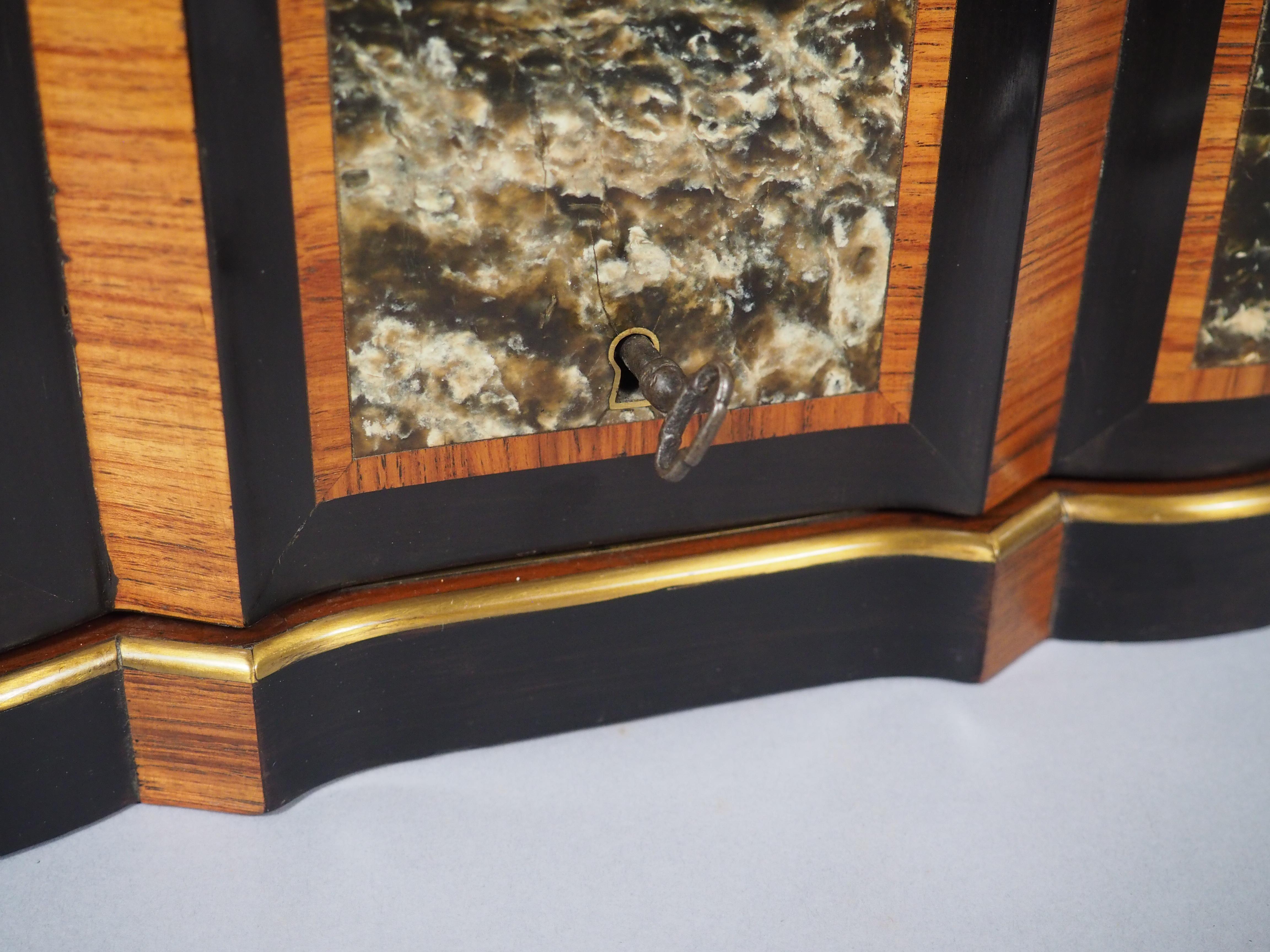 CIRCA 1870 Französisch Ebonized Armbrust Front Intarsien und geschnitten Messing Zigarren Humidor (19. Jahrhundert) im Angebot