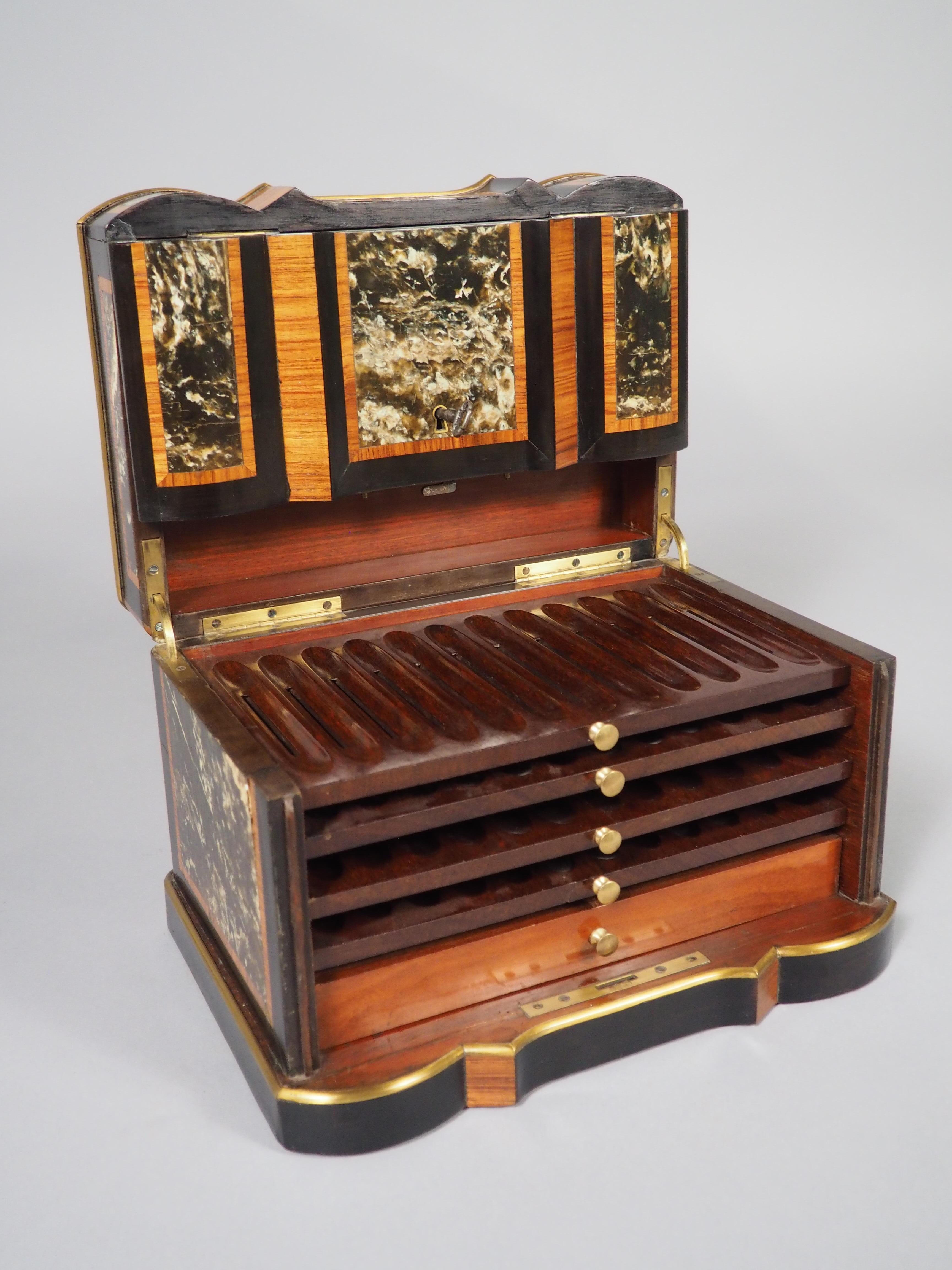 CIRCA 1870 Französisch Ebonized Armbrust Front Intarsien und geschnitten Messing Zigarren Humidor (Metall) im Angebot