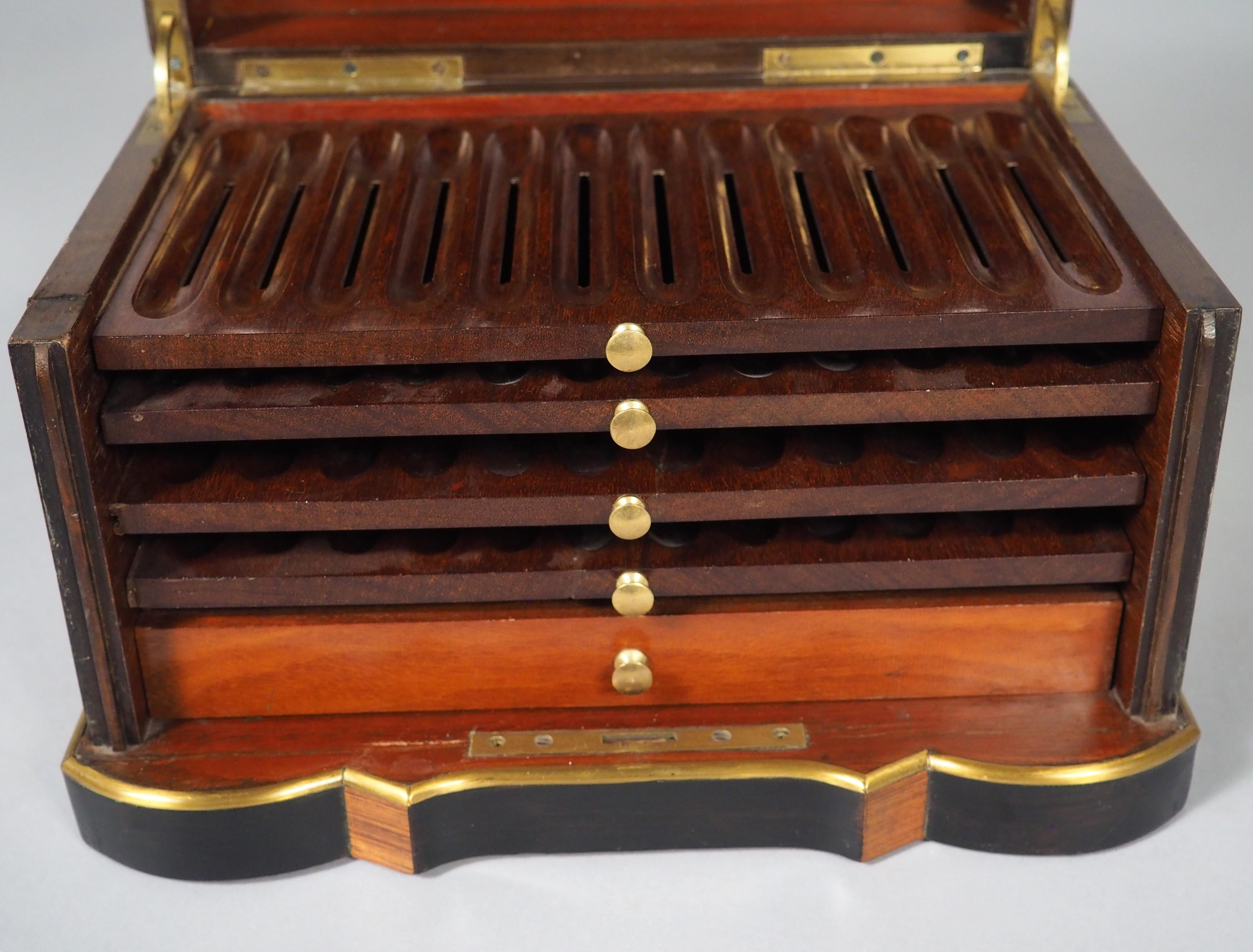 CIRCA 1870 Französisch Ebonized Armbrust Front Intarsien und geschnitten Messing Zigarren Humidor im Angebot 1